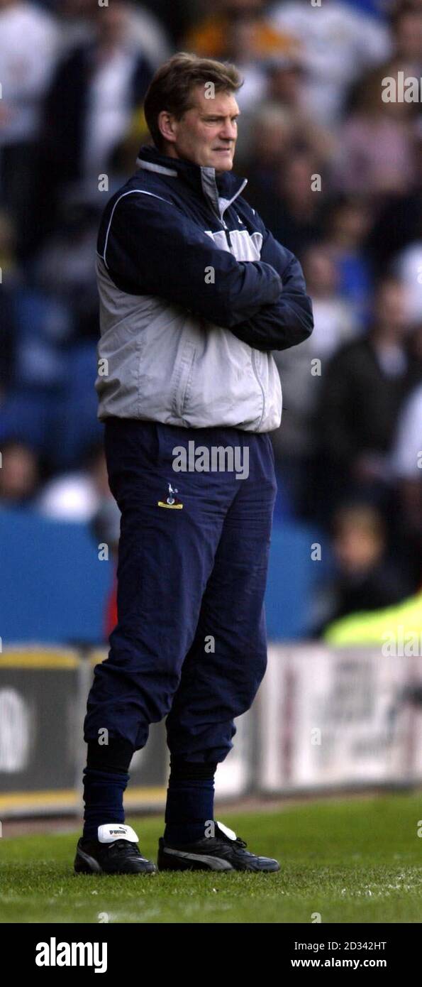 Il boss di Tottenham Hotspurs Glenn Hoddle guarda il suo fianco contro Leeds United durante la sua partita di premiership fa Barclaycard all'Elland Road Ground di Leeds. QUESTA IMMAGINE PUÒ ESSERE UTILIZZATA SOLO NEL CONTESTO DI UNA FUNZIONE EDITORIALE. NESSUN UTILIZZO DI SITI WEB/INTERNET A MENO CHE IL SITO NON SIA REGISTRATO PRESSO LA FOOTBALL ASSOCIATION PREMIER LEAGUE. Foto Stock