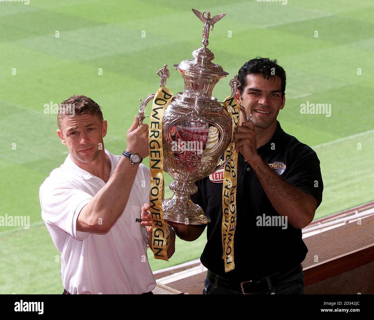 Mike Forshaw (a sinistra) di Bradford Bulls e Chris McKenna di Leeds Rhinos si pongono con la Powergen Challenge Cup al Millennium Stadium di Cardiff. La finale si terrà presso lo stadio sabato 26 maggio tra le due squadre. Foto Stock