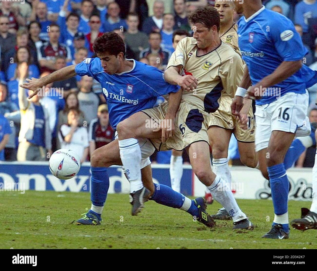 Pablo Counago di Ipswich Town, (a sinistra) sotto la pressione di Pablo Counago di Portsmouth, durante la partita di Ipswich Town contro Portsmouth Nationwide Division uno a Portman Rd, Ipswich, Suffolk. QUESTA IMMAGINE PUÒ ESSERE UTILIZZATA SOLO NEL CONTESTO DI UNA FUNZIONE EDITORIALE. NESSUN UTILIZZO NON UFFICIALE DEL SITO WEB DEL CLUB. Foto Stock
