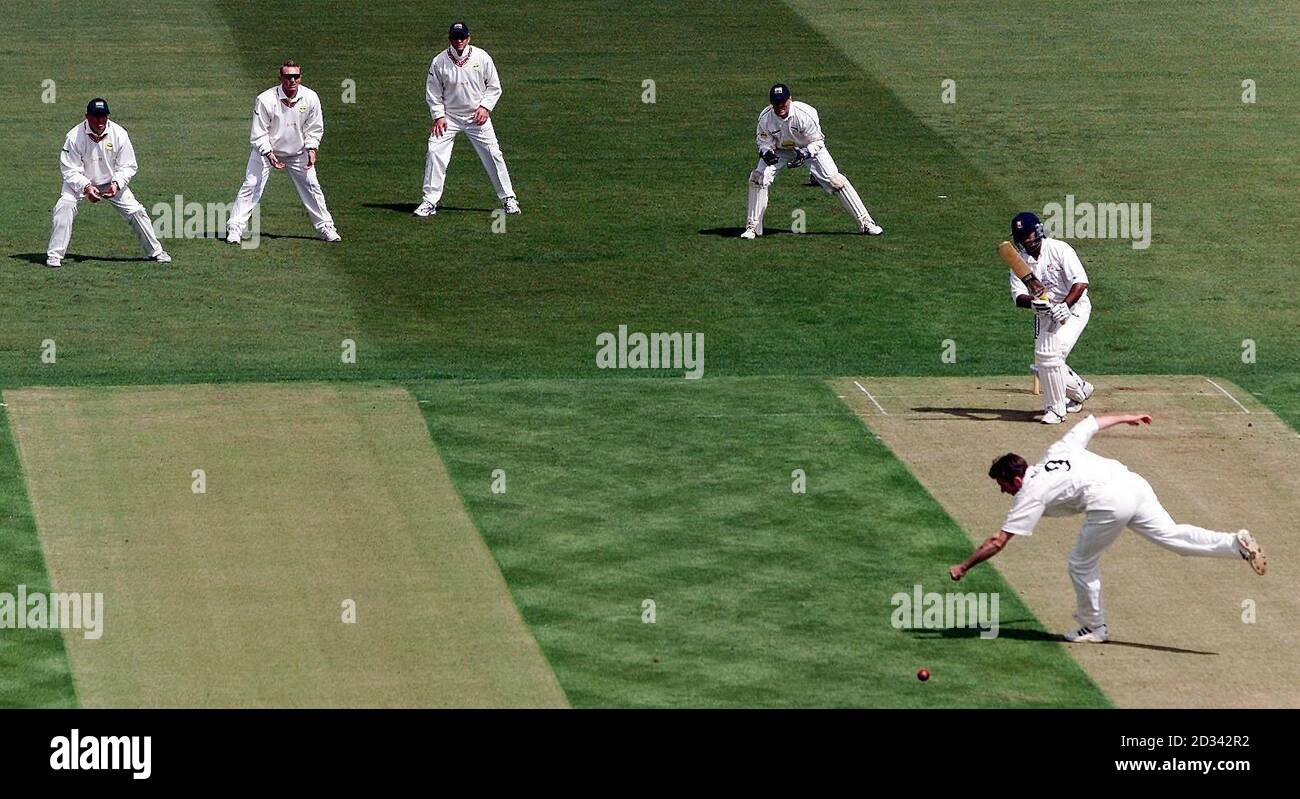 Essex battsman Aftab Habib guida una consegna da Leicester's David Masters al confine durante i suoi inning, in quanto i visitatori sono ridotti a 91 per 5 a pranzo il giorno di apertura della prima partita del campionato della contea di Frizzell a Grace Road, Leicester. Foto Stock