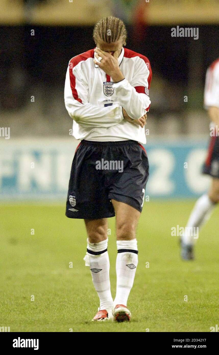 David Beckham, inglese, alleva il braccio sinistro, causando la sua sostituzione nella seconda metà, durante il loro amichevole gioco nello stadio ABSA di Durban tra il Sud Africa e l'Inghilterra, Durban, Sudafrica. QUESTA IMMAGINE PUÒ ESSERE UTILIZZATA SOLO NEL CONTESTO DI UNA FUNZIONE EDITORIALE. NESSUN UTILIZZO DI SITI WEB/INTERNET A MENO CHE IL SITO NON SIA REGISTRATO PRESSO LA FOOTBALL ASSOCIATION PREMIER LEAGUE. Foto Stock