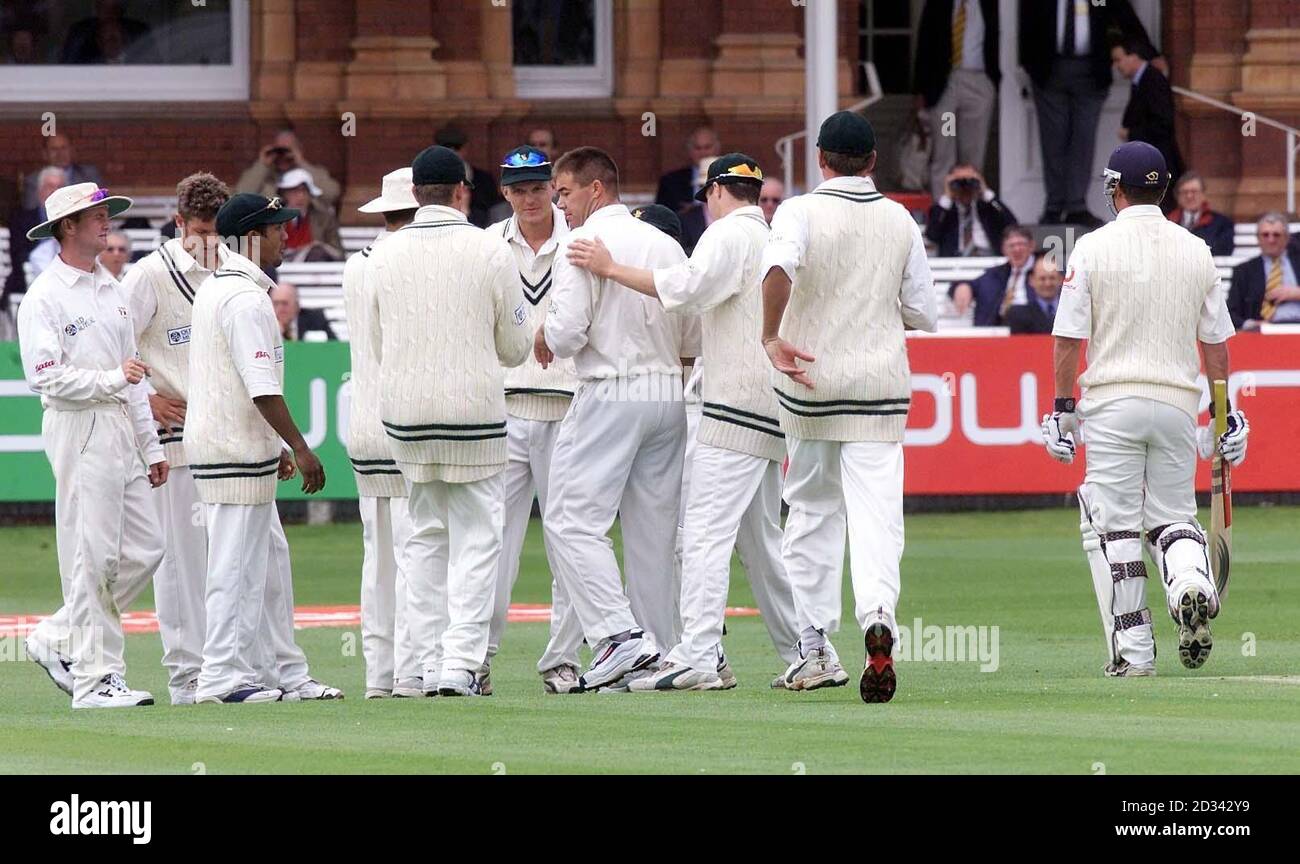 Lo Zimbabwe pace bowler Heath Streak festeggia dopo aver afferrato il wicket dell'Inghilterra battsman Robert Key, a Lords durante il secondo giorno della prima prova. Il giovane Kent fu catturato da Tatenda Taibu, guardiano del wicket per il 18. Foto Stock