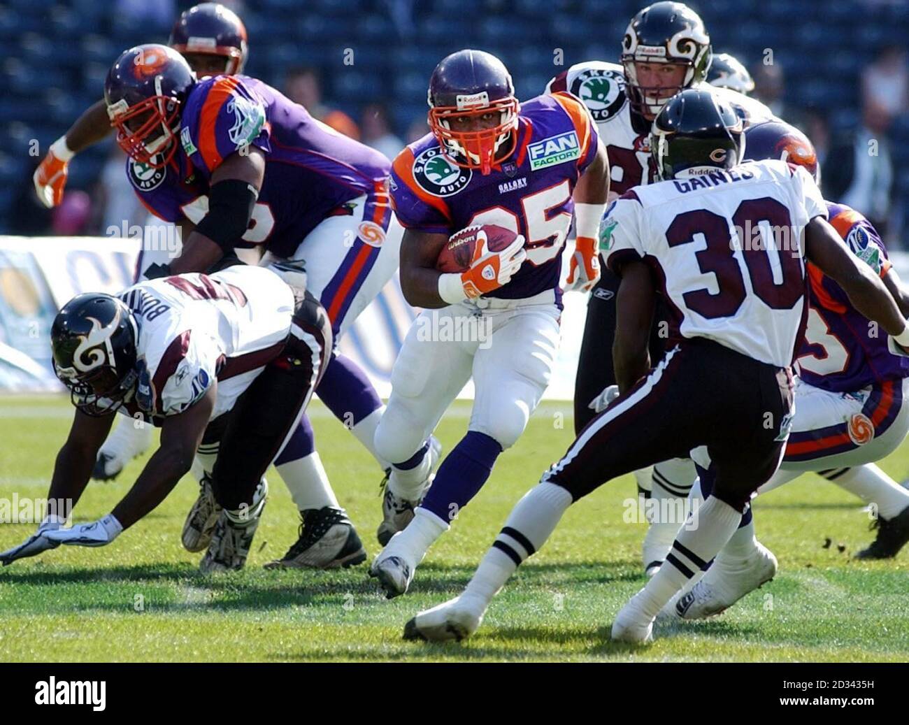 Campionato mondiale finale della NFL Europe League Super Bowl Francoforte il Galaxy Adesola Badon tiene fuori la difesa del fuoco di Rhein allo stadio di Hampden Park a Glasgow. Foto Stock