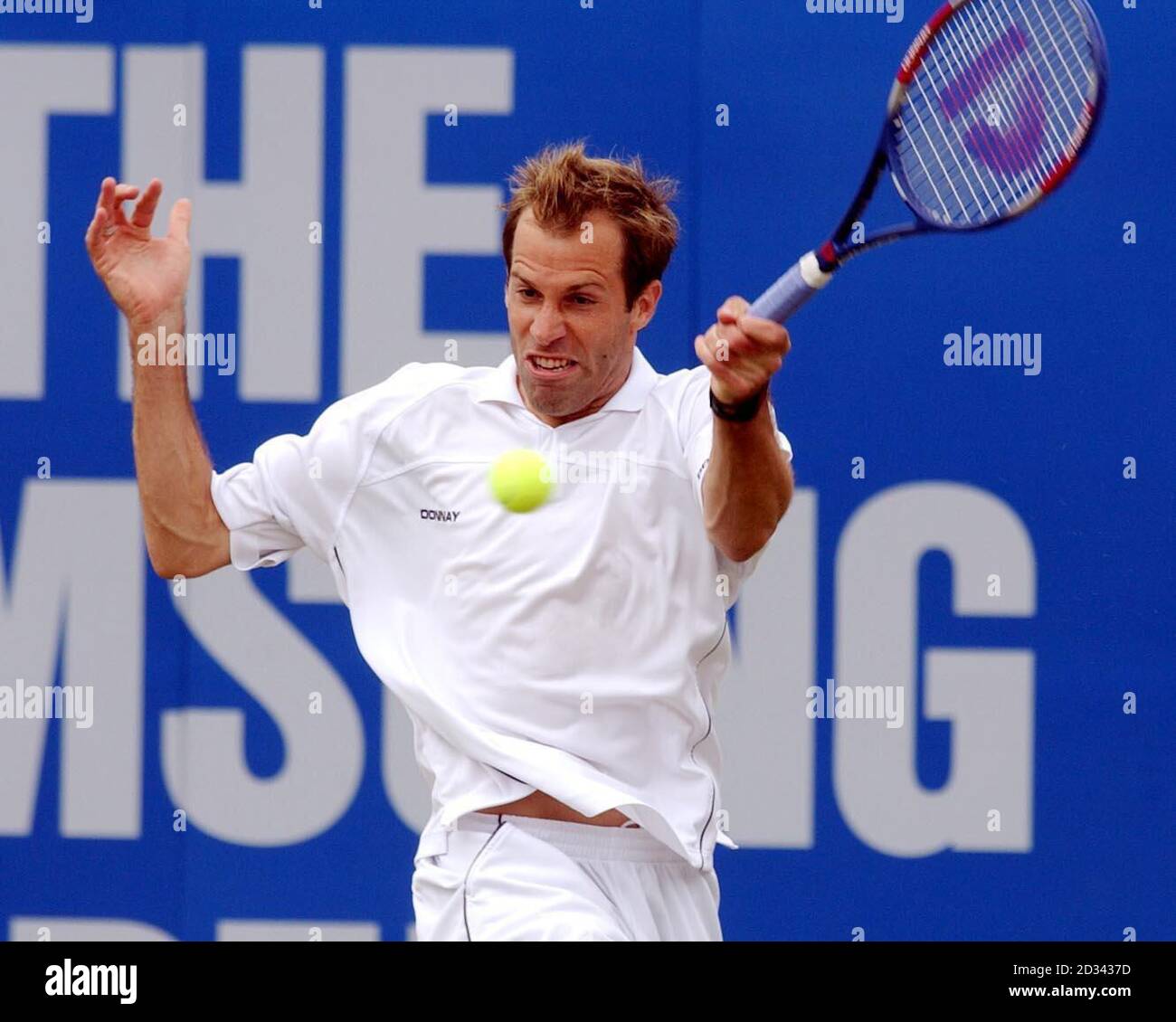 Greg Rusedski della Gran Bretagna durante la semifinale contro l'Hicham Arazi del Marocco al Samsung Open di Nottingham. Foto Stock