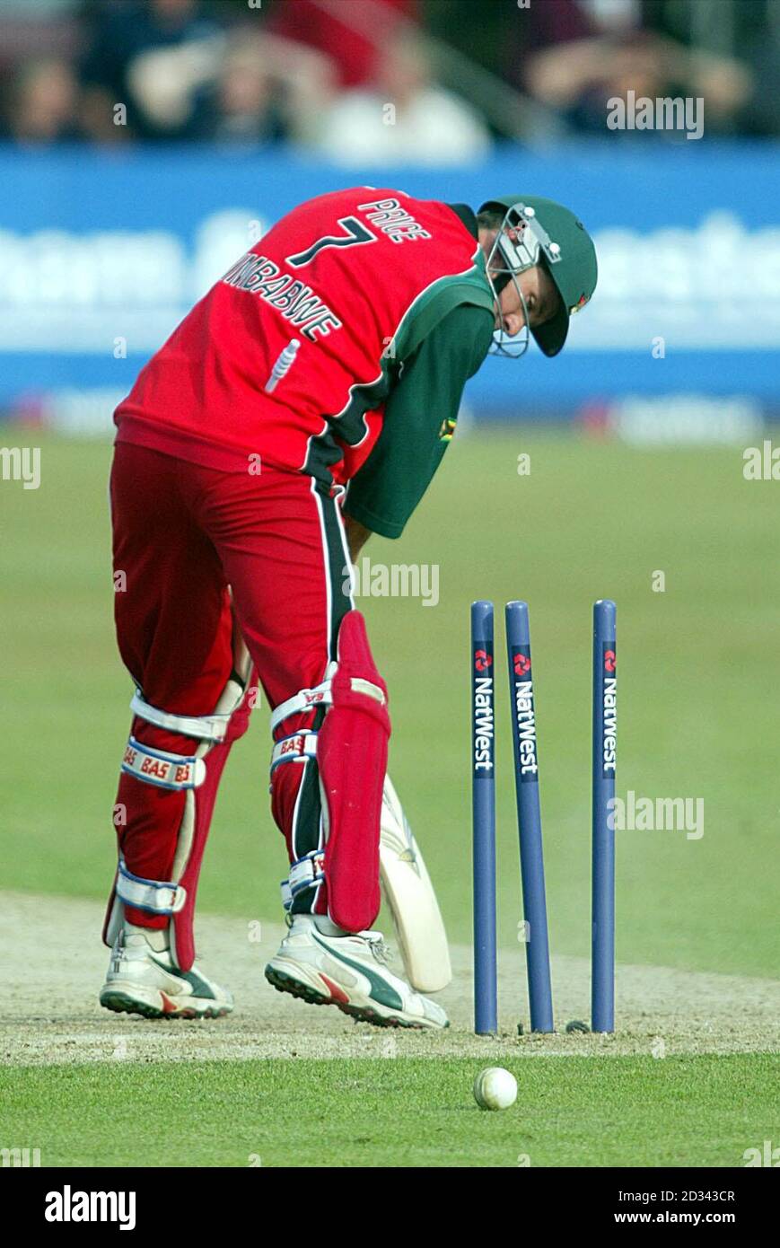 Il batsman Ray Price dello Zimbabwe è stato calciato da Andrew Hall del Sud Africa durante la terza partita della NatWest Series al St Lawrence Ground, Canterbury. Il Sudafrica ha vinto 46 corse. Foto Stock