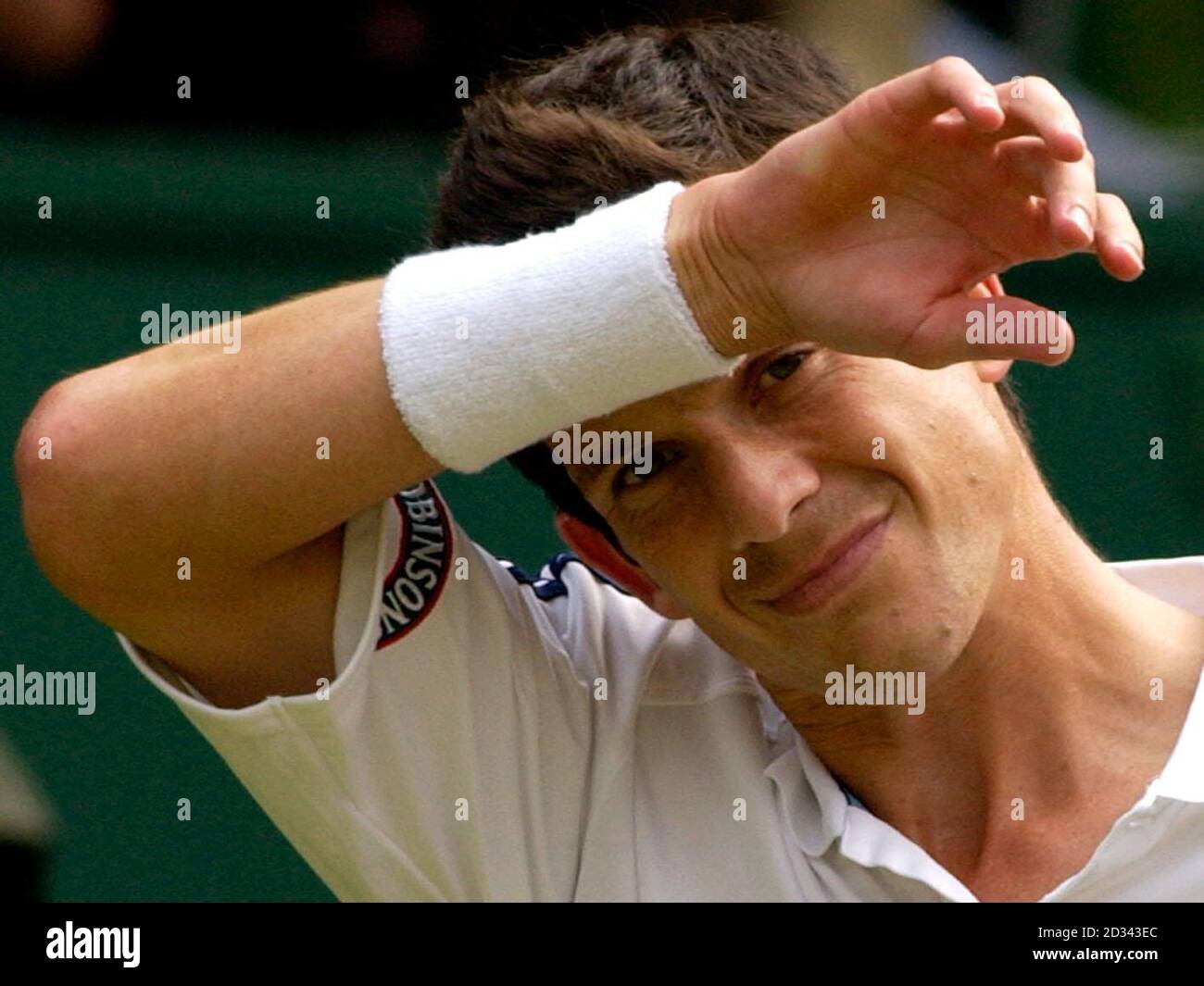 Il britannico Tim Henman su Centre Court prima di perdere Sebastien Grosjean dalla Francia (a sinistra) nella finale del quarto maschile ai Campionati di tennis All England Lawn a Wimbledon. * la partita è stata ripresa dopo essere stata abbandonata a causa di interruzioni della pioggia e scarsa illuminazione. Henman perse 7:6/3:6/6:3/6:4. Foto Stock