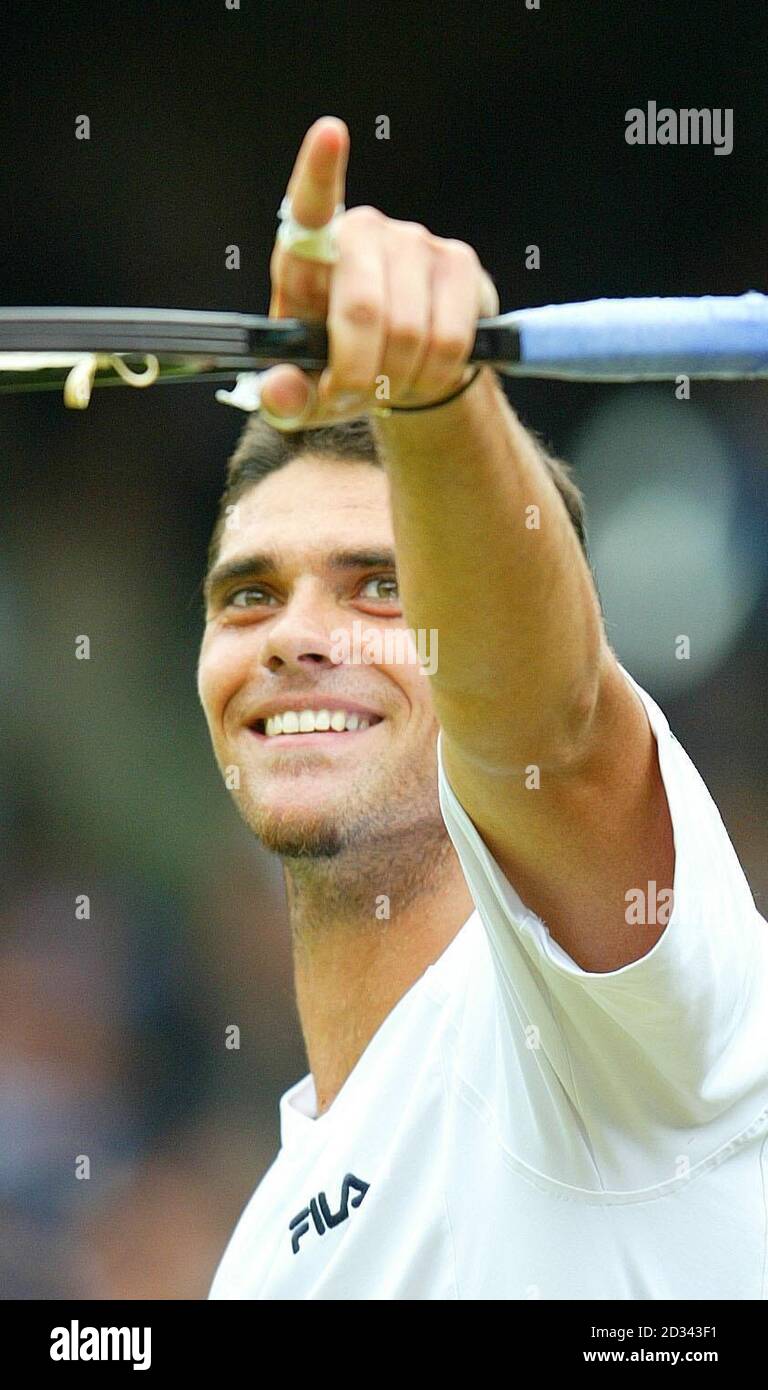 Mark Philippoussis dall'Australia festeggia la sconfitta di Sebastien Grosjean dalla Francia nella semifinale maschile all'All England Lawn Tennis Championships di Wimbledon. Punteggio finale 7:6/6:3/6:3. Foto Stock