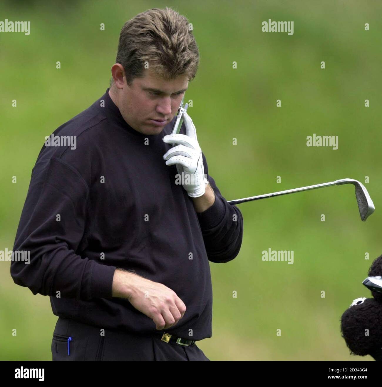 Lee Westwood al telefono al campo pratica durante il Barclays Scottish Open Practice Day al Loch Lomond Golf Club. Foto Stock