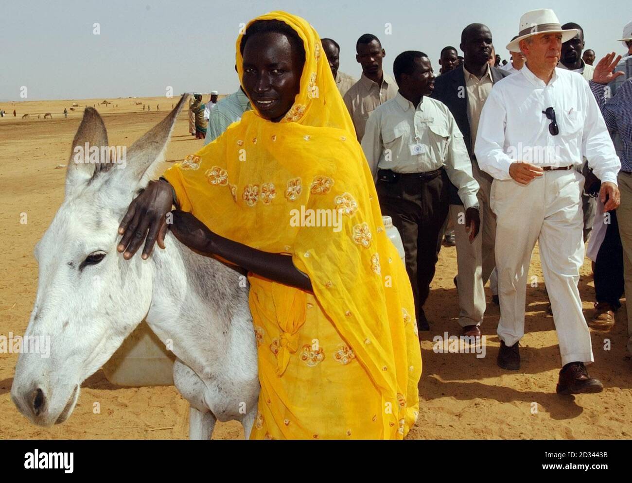 Il Segretario degli Esteri Jack Straw incontra i rifugiati in un centro di alimentazione nel campo di Abu Shouk vicino a El Fasher, nella regione del Darfur, nel nord del Sudan. Il campo - descritto da un funzionario britannico come 'Hilton' dei campi del Darfur - ospita circa 57,000 persone costrette a fuggire dai loro villaggi a seguito di una campagna di violenza da parte delle milizie arabe note come Janjaweed. Straw ha avvertito il governo sudanese che deve fare di più per proteggere i rifugiati che fuggono dalla violenza nel Darfur dopo aver visto per sé le condizioni in cui vivono. Foto Stock