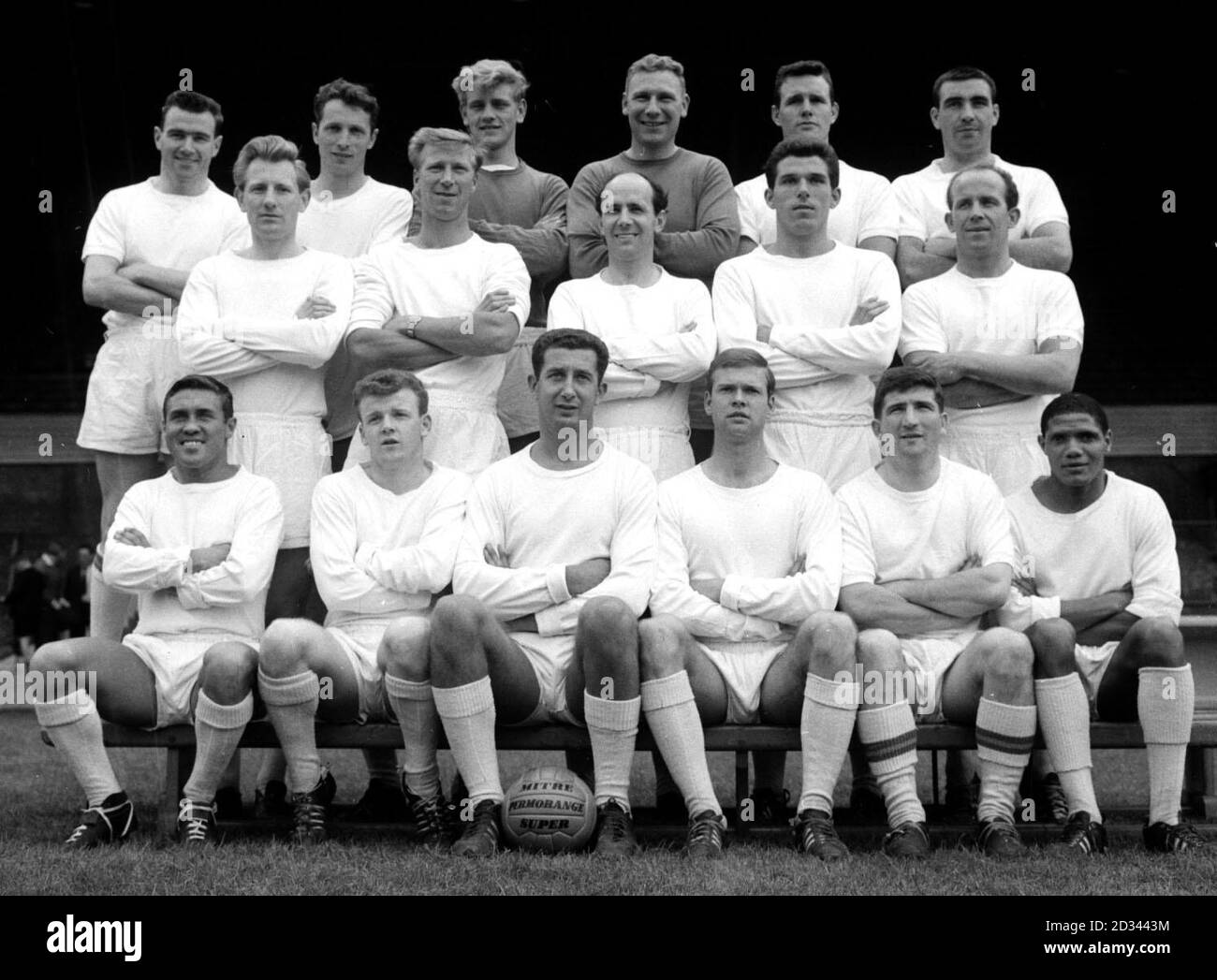 Leeds United FC, la fa Cup terzo round avversari di Stoke City. Da sinistra a destra fila posteriore: Jim Storrie, Grenville Hair, Gareth Sprake, Tommy Younger, Ian Lawson e William Bell. Centro: Peter McConnell, Jack Charlton, Cliff Mason, Tom Hallett, Eric Smith. Fronte: Bobby Collins, William Bremner, Fred Goodwin, John Hawksby, Noel Peyton e Albert Johanneson. Foto Stock