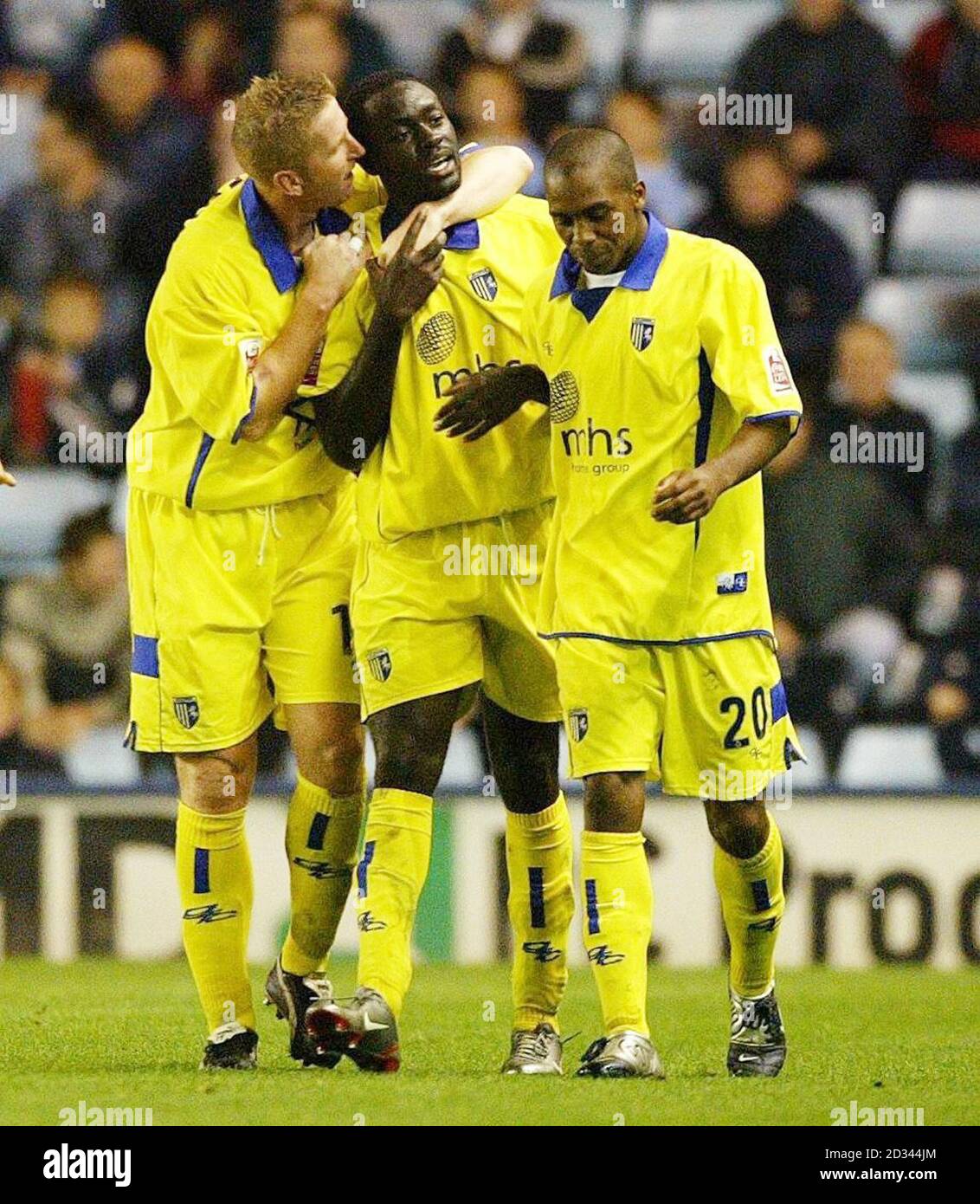 Patrick Agyemang di Gillingham (al centro) si congratula con i compagni di squadra Iwan Roberts (a sinistra) e Darren Byfield dopo aver segnato il secondo gol contro Coventry City durante la partita del Coca Cola Championship a Highfield Road, Coventry. QUESTA IMMAGINE PUÒ ESSERE UTILIZZATA SOLO NEL CONTESTO DI UNA FUNZIONE EDITORIALE. NESSUN UTILIZZO NON UFFICIALE DEL SITO WEB DEL CLUB. Foto Stock