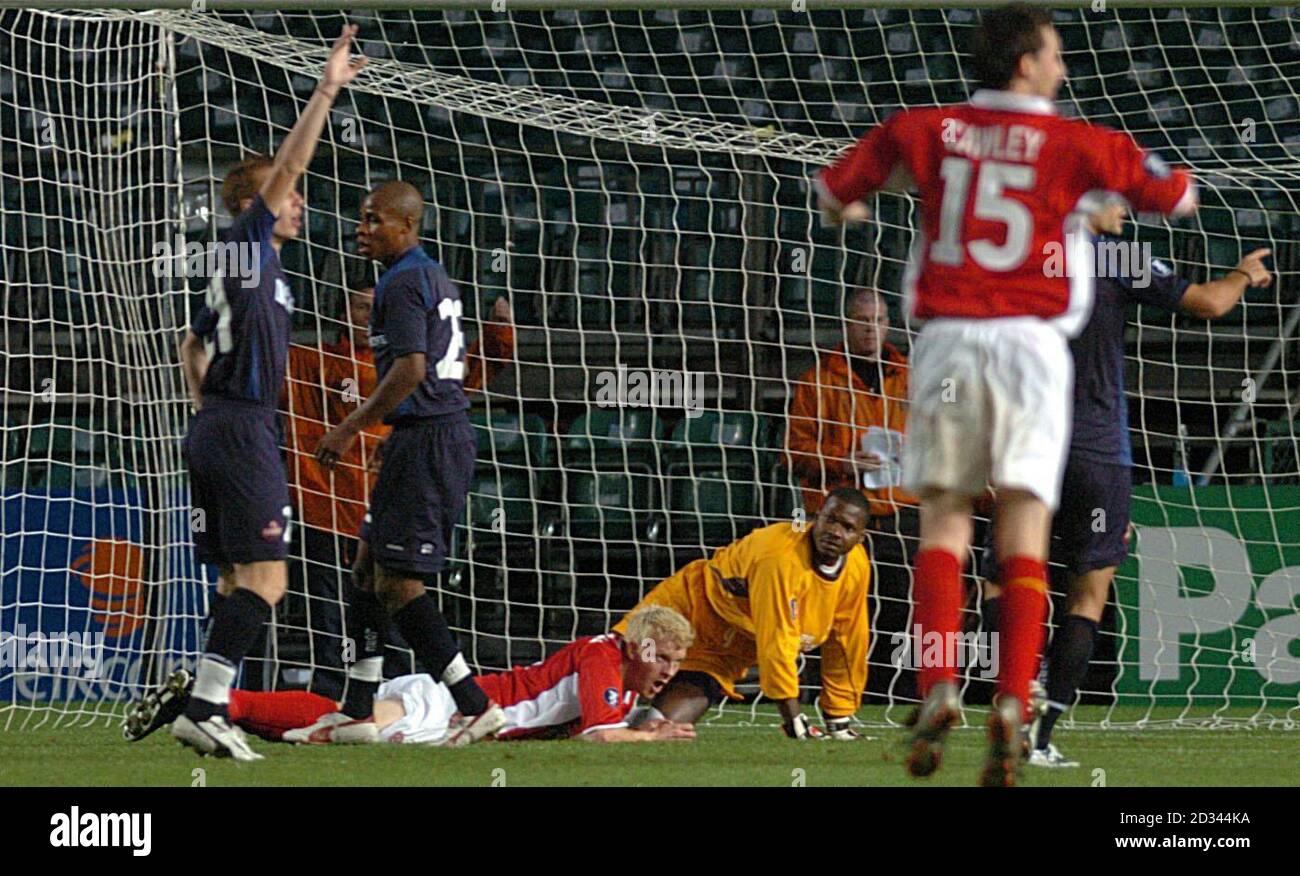 Glen Fitzpatrick (sulla sua parte anteriore) del Shelbourne FC guarda all'arbitro Costas Kapitanas, mentre i giocatori di Lille OSC fanno appello per una violazione durante il primo turno della Coppa UEFA, prima gamba di cravatta a Lansdowne Road, Dublino. È stato consentito l'equalizzatore del secondo tempo. SOLO PER USO EDITORIALE. Foto Stock