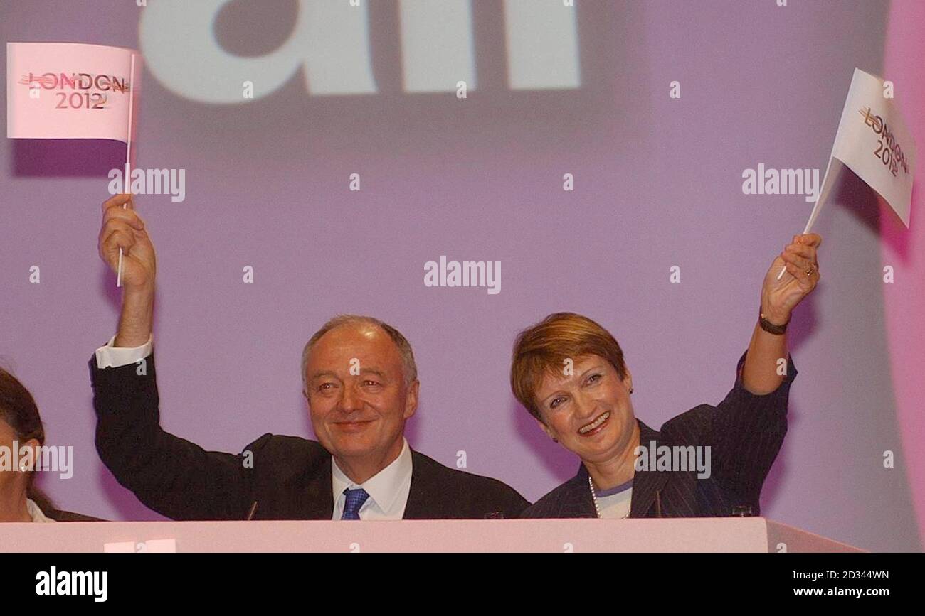 Ken Livingstone sindaco di Londra e Tessa Jowell segretario alla cultura WAVE 2012 bandiere olimpiche alla Conferenza del Partito laburista di Brighton, East Sussex. Foto Stock