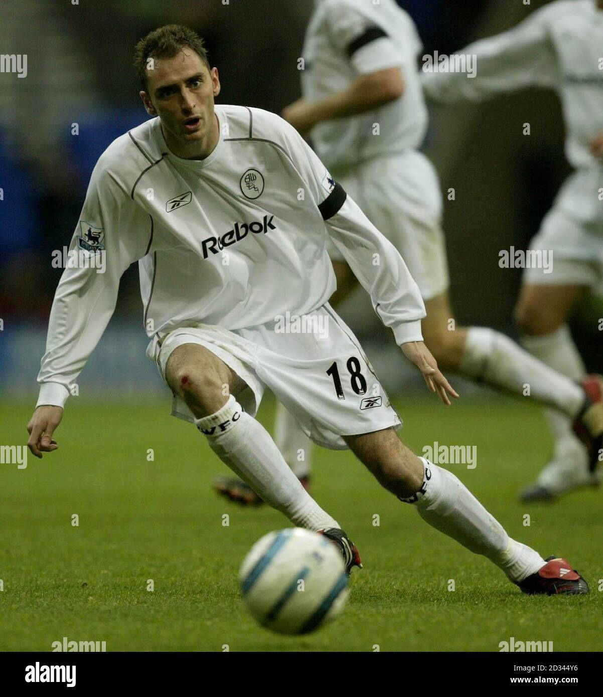 La caccia al Nicky di Bolton Wanderers in azione contro Birmingham City durante il Barclaycard Premiership Clash al Reebok Stadium. QUESTA IMMAGINE PUÒ ESSERE UTILIZZATA SOLO NEL CONTESTO DI UNA FUNZIONE EDITORIALE. NESSUN UTILIZZO DI SITI WEB/INTERNET A MENO CHE IL SITO NON SIA REGISTRATO PRESSO LA FOOTBALL ASSOCIATION PREMIER LEAGUE. Foto Stock