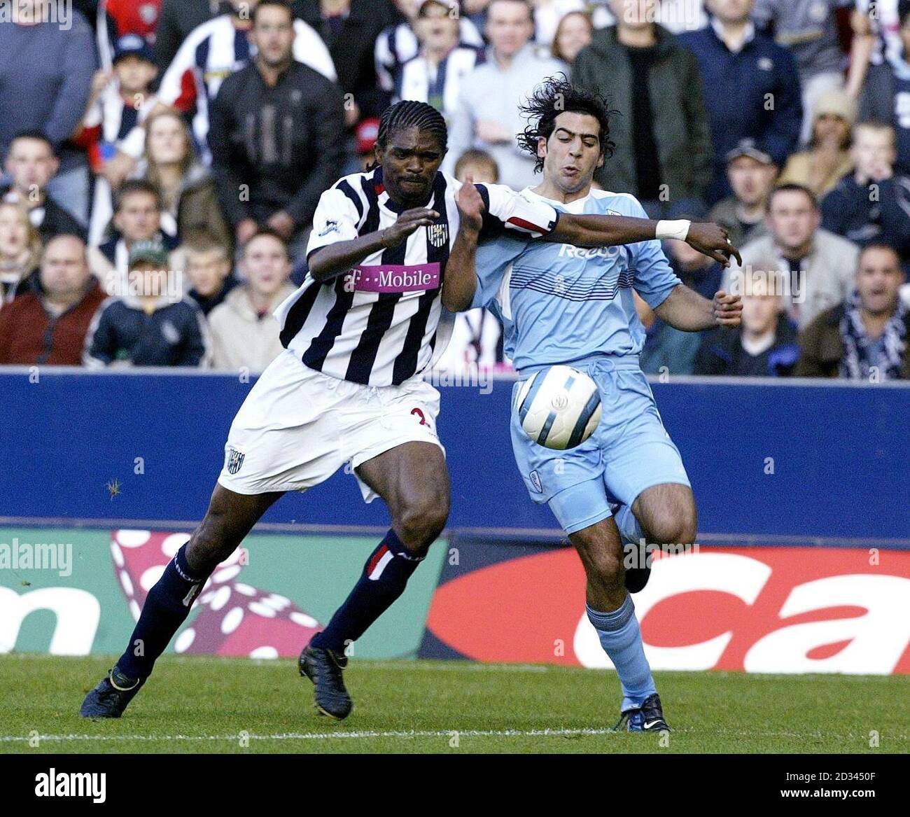 Il capitano Everton Kevin Campbell si prepara a deporre una corona sulla bandiera americana durante i minuti di silenzio prima della partita fa Barclaycard Premiership tra Everton e Liverpool al Goddison Park, Liverpool. Foto Stock