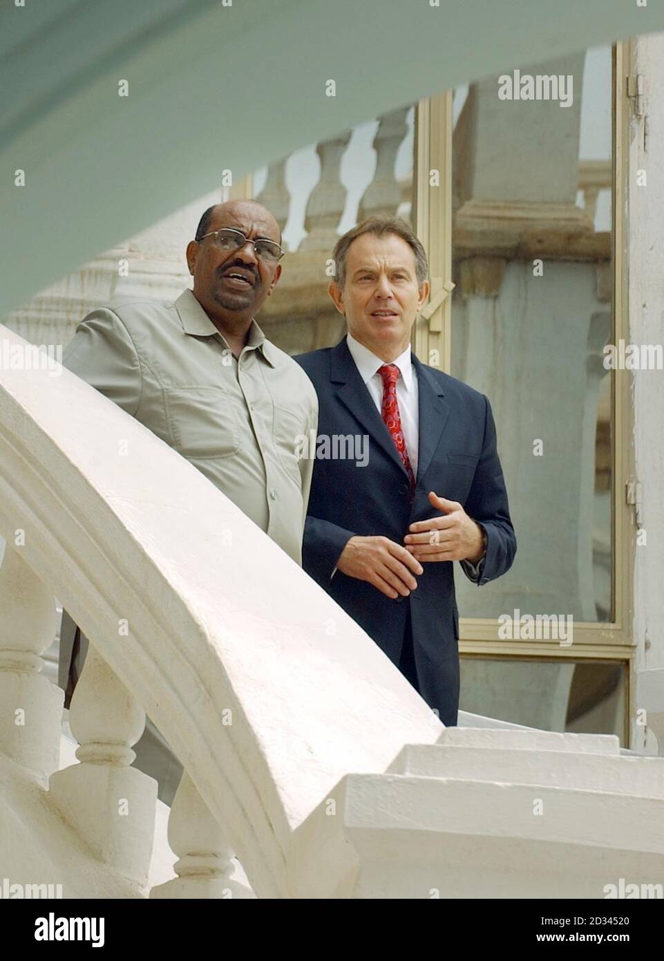 Il primo ministro Tony Blair ha incontrato il presidente sudanese Omar Bashir nel palazzo di Khartoum, in Sudan. Foto Stock