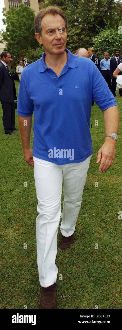 Tony Blair incontra il personale dell'Ambasciata britannica a Khartoum, durante la sua visita di un giorno in Sudan. Foto Stock