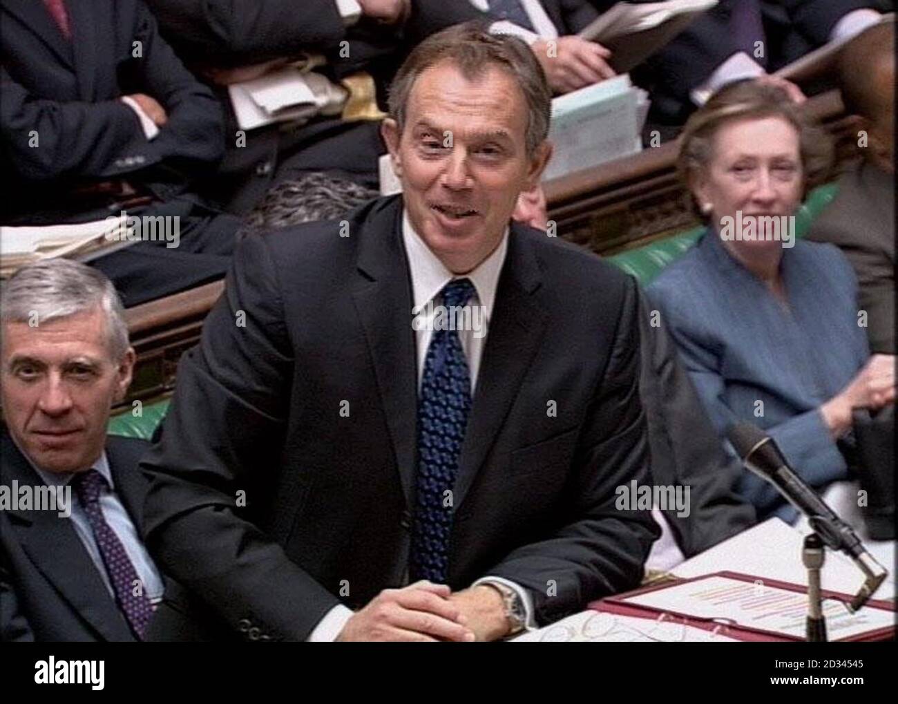 Il primo ministro britannico Tony Blair durante il tempo settimanale delle interrogazioni alla Camera dei Comuni, Londra. Foto Stock