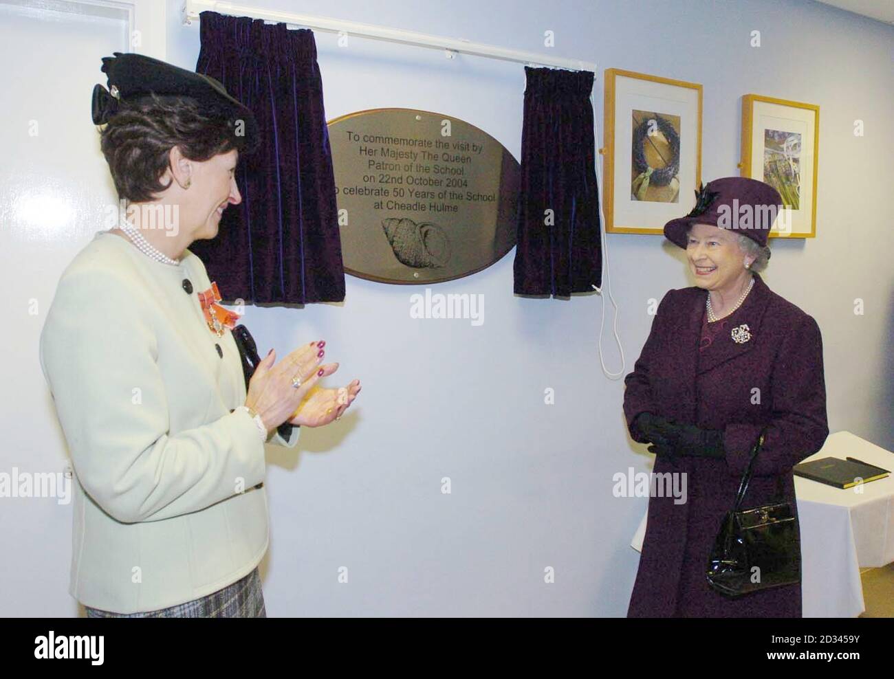 La regina ha visitato oggi una scuola per bambini disabili prima di aprire la più grande università del Regno Unito. Ha incontrato studenti, personale e genitori alla Royal School for the Deaf di Stockport, Greater Manchester. La Regina è stata accolta da una folla che ha sfidato la pioggia, e ha svelato una targa per celebrare il 50 ° anniversario della scuola nel sito attuale. Guardato da Susan hulme presidente dei governatori della scuola. Foto Stock