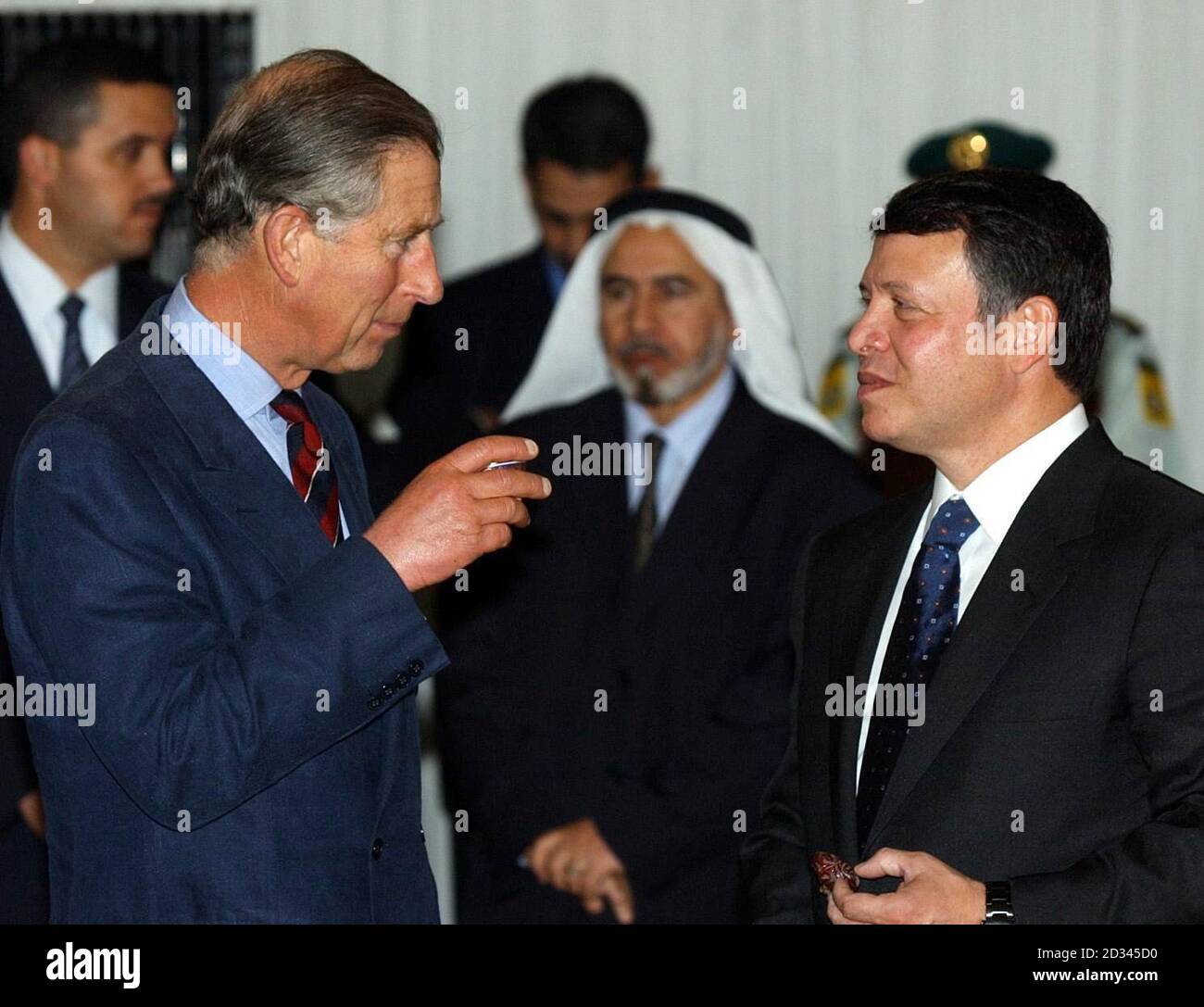 Il Principe del Galles (a sinistra) e il Re Giordano Abdullah si parlano prima di iftar - la rottura del digiuno alla fine della giornata nel mese santo musulmano del Ramadan alla Corte reale di Amman, Giordania. Foto Stock