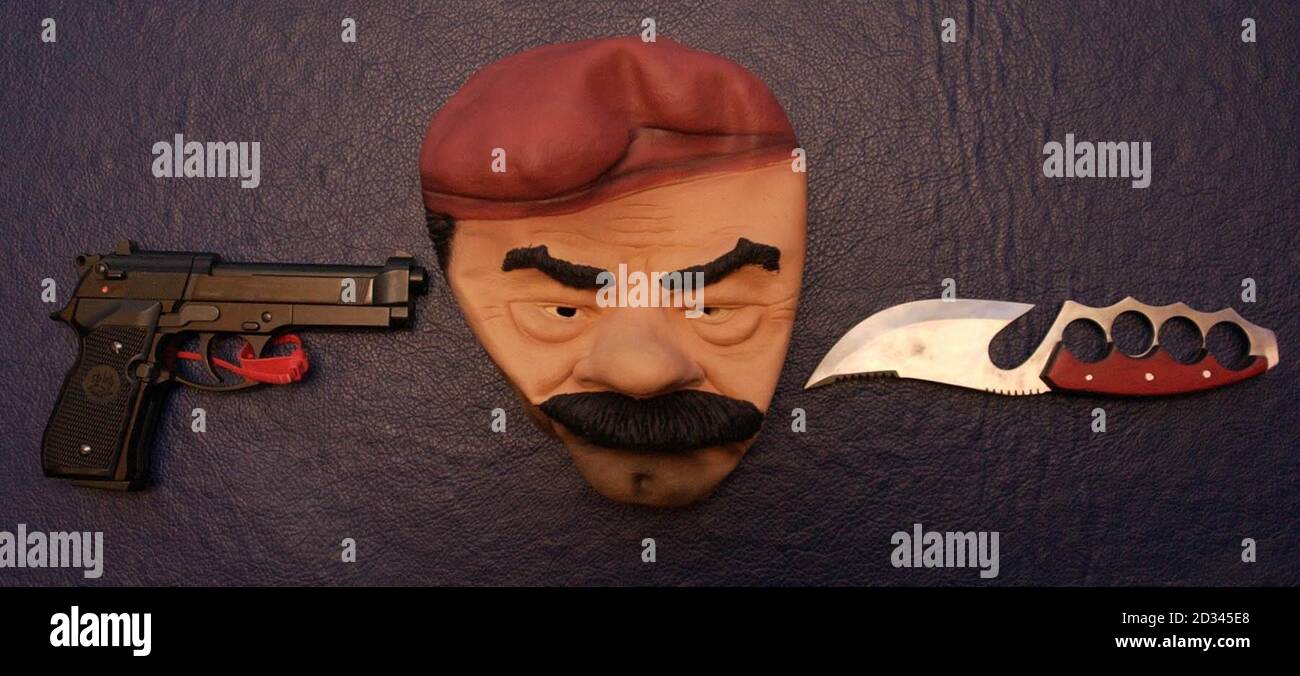 Una maschera di Saddam Husseim e le armi utilizzate in una serie di rapine violente sono esposte alla stazione di polizia di Reading. Gli articoli sono stati prove nel processo di Jamie Miell, 25, Garri Collins, 22, e 28-year-old Mark Davies che stessero iniziando lunghe condanne questa sera. Hanno effettuato 21 incursioni in meno di tre mesi tra ottobre e dicembre dello scorso anno, che le hanno compensate quasi 30,000. Hanno preso di mira i pub, gli uffici postali e i negozi di articoli di prima necessità, che sono andati a armati di armi, coltelli e mazze da baseball, e non hanno flirato di commettere atti di 'violenza puramente gratuita' durante le incursioni, readin Foto Stock