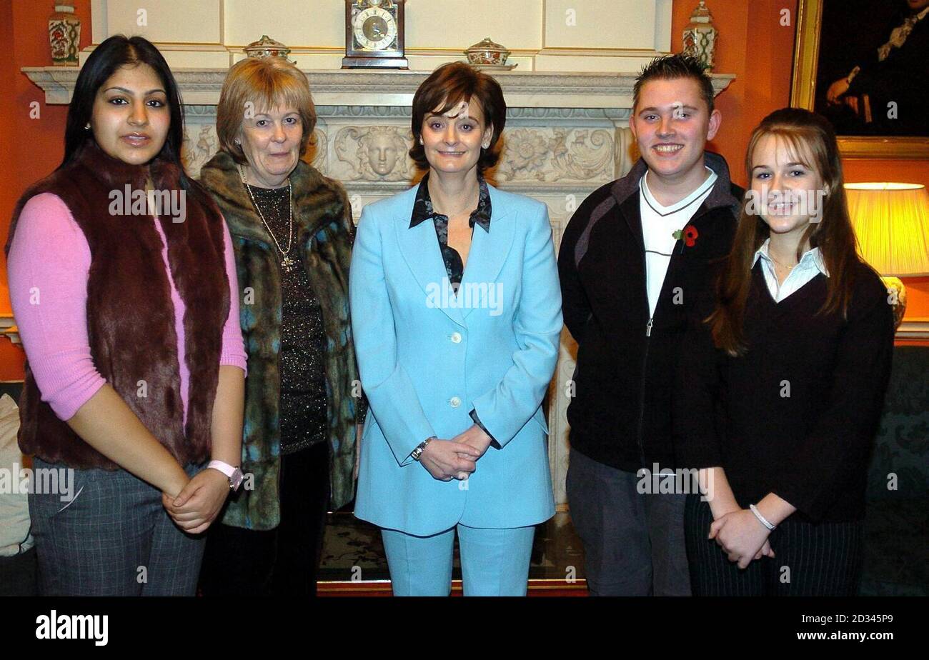 Prima moglie dei ministri, Cherie Blair con MP per Chesham Cheryl Gillan e bambini (da sinistra a destra:) Sabah Ali, Adam Brown e Harriet Barnet durante una festa del tè per bambini al 10 di Downing Street. Foto Stock