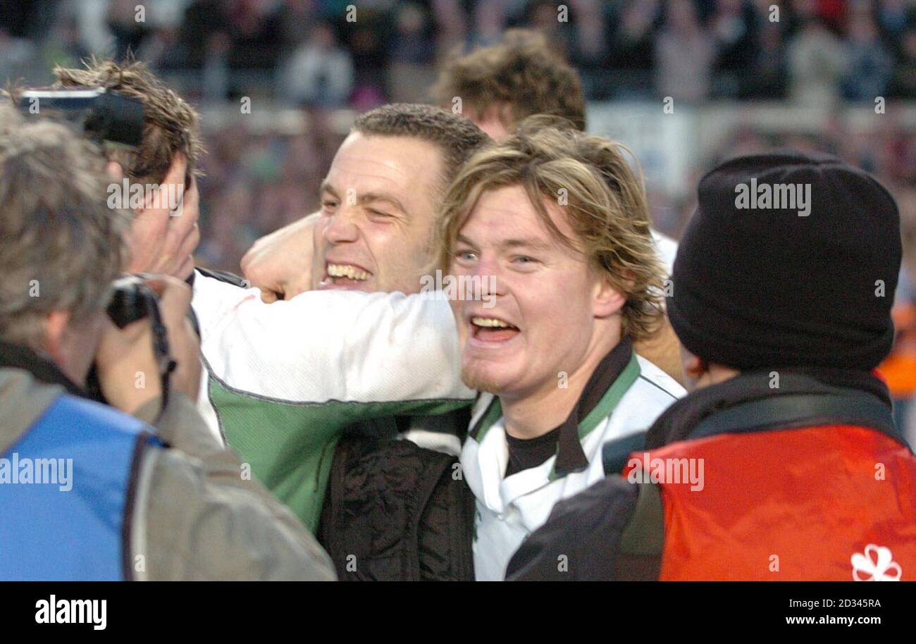 L'irlandese Brian o'Driscoll (centro destra) festeggia con il compagno di squadra Girvan Dempsey dopo la vittoria sul Sudafrica nella partita internazionale di Lansdowne Road, Dublino, sabato 13 novembre 2004. Foto Stock