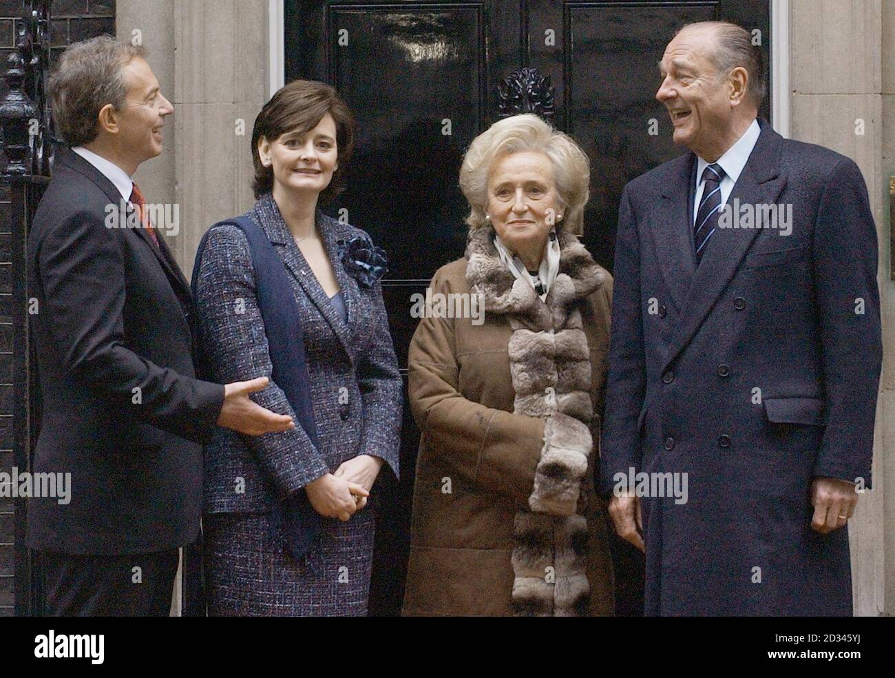 Il primo ministro Tony Blair e sua moglie Cherie salutano il presidente francese Chirac e sua moglie Bernadette a Downing St, in occasione di una visita di Stato francese in occasione del centenario dell'Entente Cordialle tra Gran Bretagna e Francia. Foto Stock