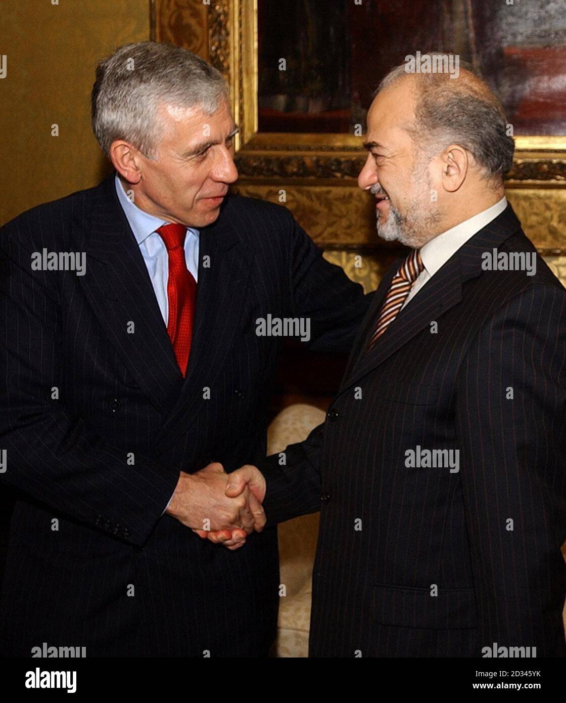 Il Segretario degli Esteri britannico Jack Straw (a sinistra) incontra il Vicepresidente iracheno Ibrahim Ja'Afaari prima di parlare al Ministero degli Esteri di Londra. Foto Stock