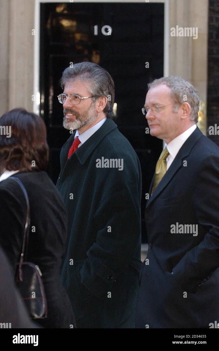 Il leader del Sinn Feinn Gerry Adams e l'ex comandante dell'IRA Martin McGuinness arrivano a Downing Street, Londra, per colloqui con il primo ministro britannico Tony Blair e un primo incontro faccia a faccia con un capo dell'Irlanda del Nord, mentre gli sforzi per rilanciare la condivisione del potere raggiungono una fase critica. La leadership del Sinn Fein richiederà al governo un massiccio programma di smilitarizzazione nell'Irlanda del Nord, mentre il leader unionista democratico si prepara ad incontrare il capo dell'organo indipendente di disarmo dell'Irlanda del Nord, il generale John de Chastelain, a Belfast. Foto Stock