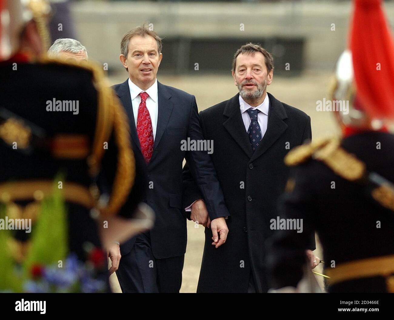 Il segretario all'interno David Blunkett (a sinistra) e il primo ministro Tony Blair alla parata londinese delle guardie a cavallo, prima dell'arrivo del presidente della Corea del Sud Roh Moo-hyun. Foto Stock