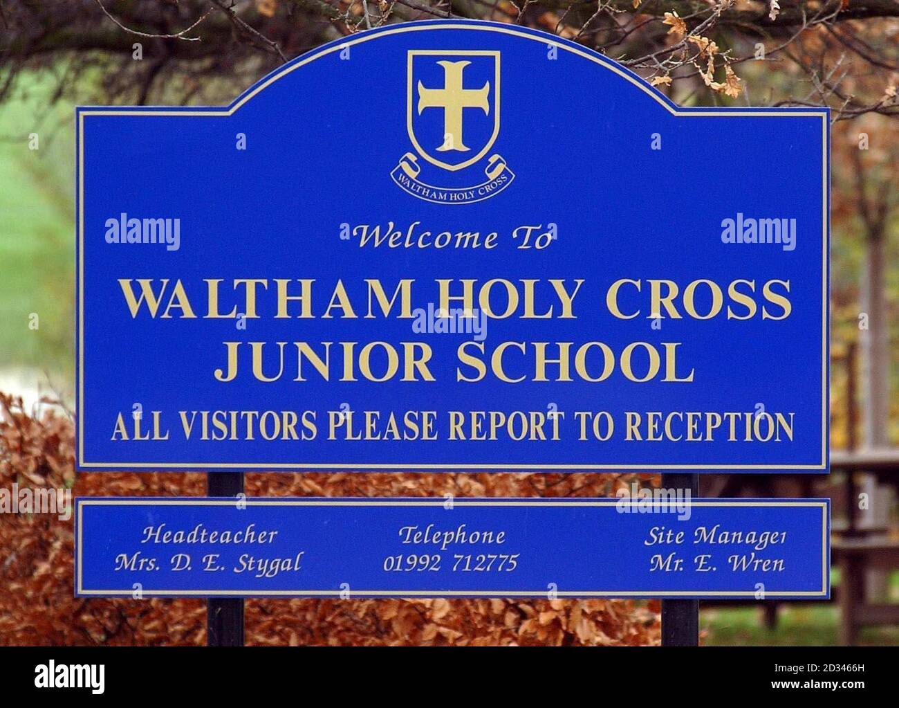 Waltham Holy Cross Junior School in Essex, che quest'anno è stata spogliata di tutti i risultati dei test per i 11 anni, dopo che gli investigatori hanno trovato prove di inganno diffuso. È passato da un posto tra le prime 200 scuole elementari del paese e da un brillante rapporto Ofsted a fondo delle classifiche nazionali di oggi a causa della presunta malpratica. Il capo della scuola, Diane Stygal, negò qualsiasi illecito e disse che il processo di indagine del QCA era "un tribunale dei canguri". Foto Stock