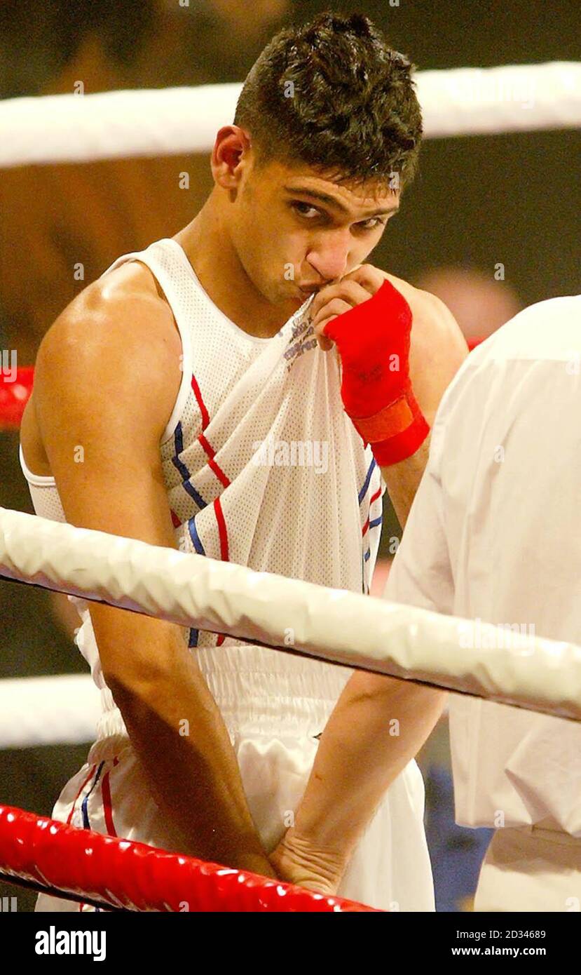 L'inglese Amir Khan festeggia dopo la sua partita contro Michael Evans degli Stati Uniti durante il loro 60kg di bout al Liverpool Olympia, Liverpool. Khan ha fatto un ritorno trionfante sul ring tre mesi dopo la sua medaglia d'argento olimpica ad Atene mentre ha battuto Evans 35-13 nel dilettante internazionale. Khan alzò le braccia in riconoscimento alla fine mentre la folla di capacità salì per acclamare la sua magnifica vittoria unilaterale. Foto Stock