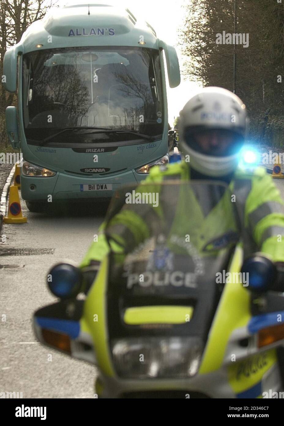 Una motocicletta di polizia scortò i giurati nel processo di omicidio di Jodi Jones fino alla zona boscosa di Dalkeith, Midlothian, dove la studentessa è stata uccisa. I 15 membri della giuria sono stati informati che avrebbero visitato il sito per aiutarli a comprendere meglio le prove che hanno sentito finora. La mossa arriva il giorno 14 del processo, in cui il ragazzo di Jodi Luke Mitchell, 16 anni, è accusato di aver ucciso l'adolescente vicino al sentiero Dyke di Roan, tra le aree NewBattle e Easthouses di Dalkeith, Midlothian. Foto Stock