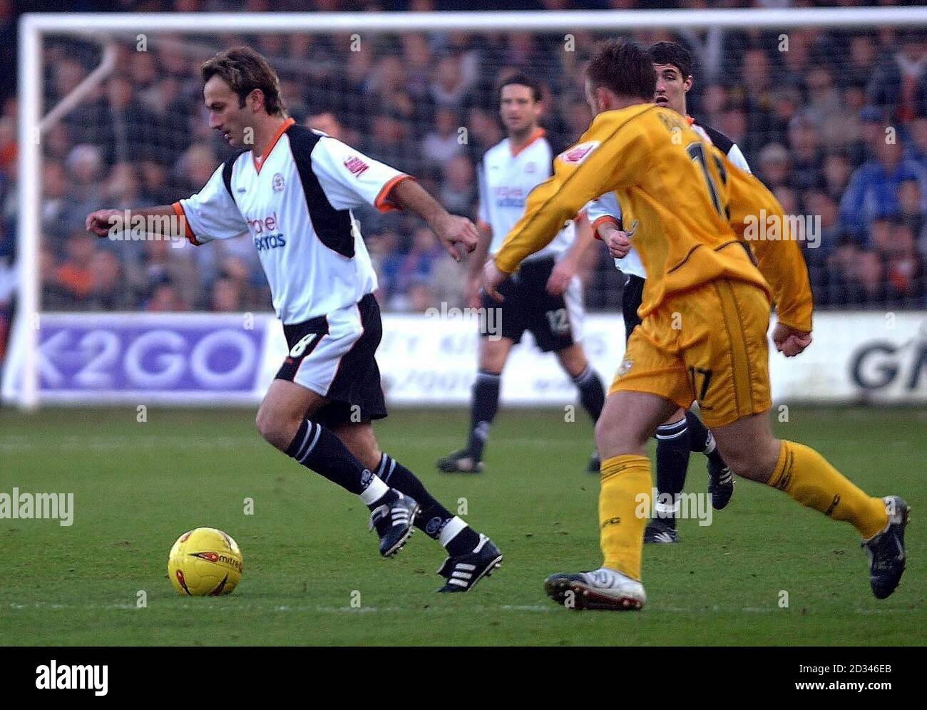 Luton Town's Ahmet Brkovic (L) porta la palla oltre il Chris Birchall di Port vale durante la partita di Coca-Cola League 1 a Kenilworth Road, Luton, sabato 11 dicembre 2004. QUESTA IMMAGINE PUÒ ESSERE UTILIZZATA SOLO NEL CONTESTO DI UNA FUNZIONE EDITORIALE. NESSUN UTILIZZO NON UFFICIALE DEL SITO WEB DEL CLUB. Foto Stock