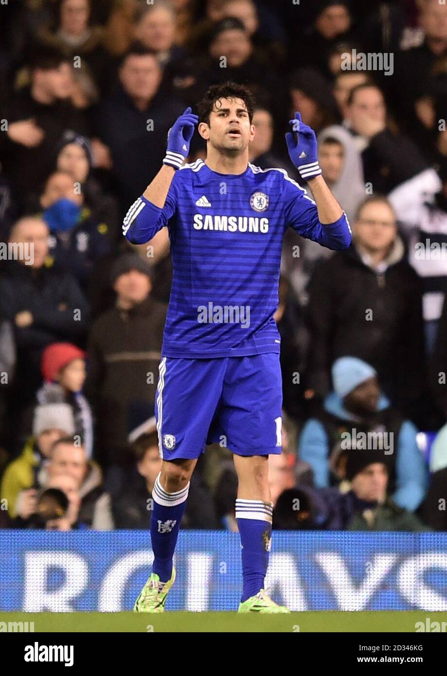 Diego Costa di Chelsea festeggia il primo gol del suo fianco durante la partita della Barclays Premier League a White Hart Lane, Londra. Foto Stock