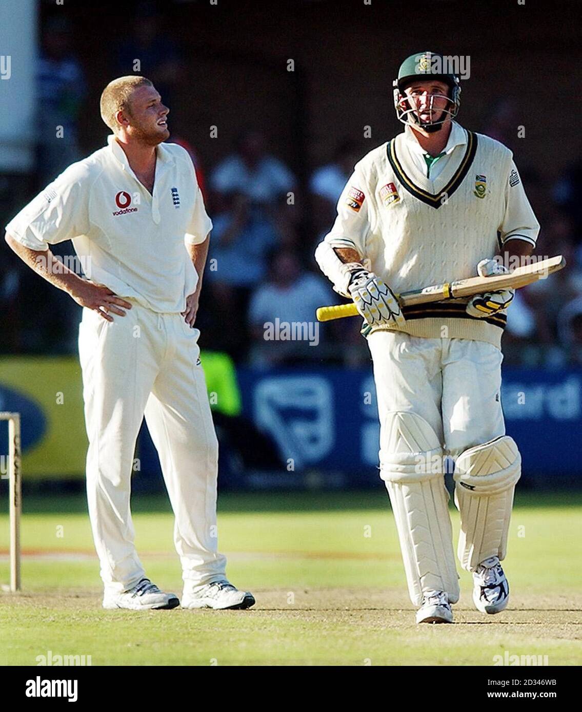 Andrew Flintoff dell'Inghilterra (a sinistra) reagisce dopo il bowling al capitano del Sudafrica Graeme Smith (a destra) durante il terzo giorno. Foto Stock