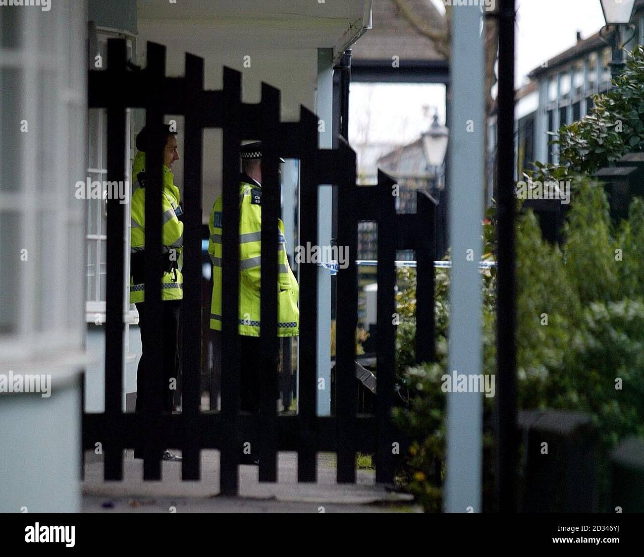 Ufficiali di polizia al campo di vacanze di Butlins. Quattro persone sono state arrestate dopo una "disturbance" nel campo di villeggiatura che ha lasciato un uomo morto. Si pensa che l'uomo abbia ricevuto ferite fatali di stab dopo una fila in uno dei pub. Foto Stock