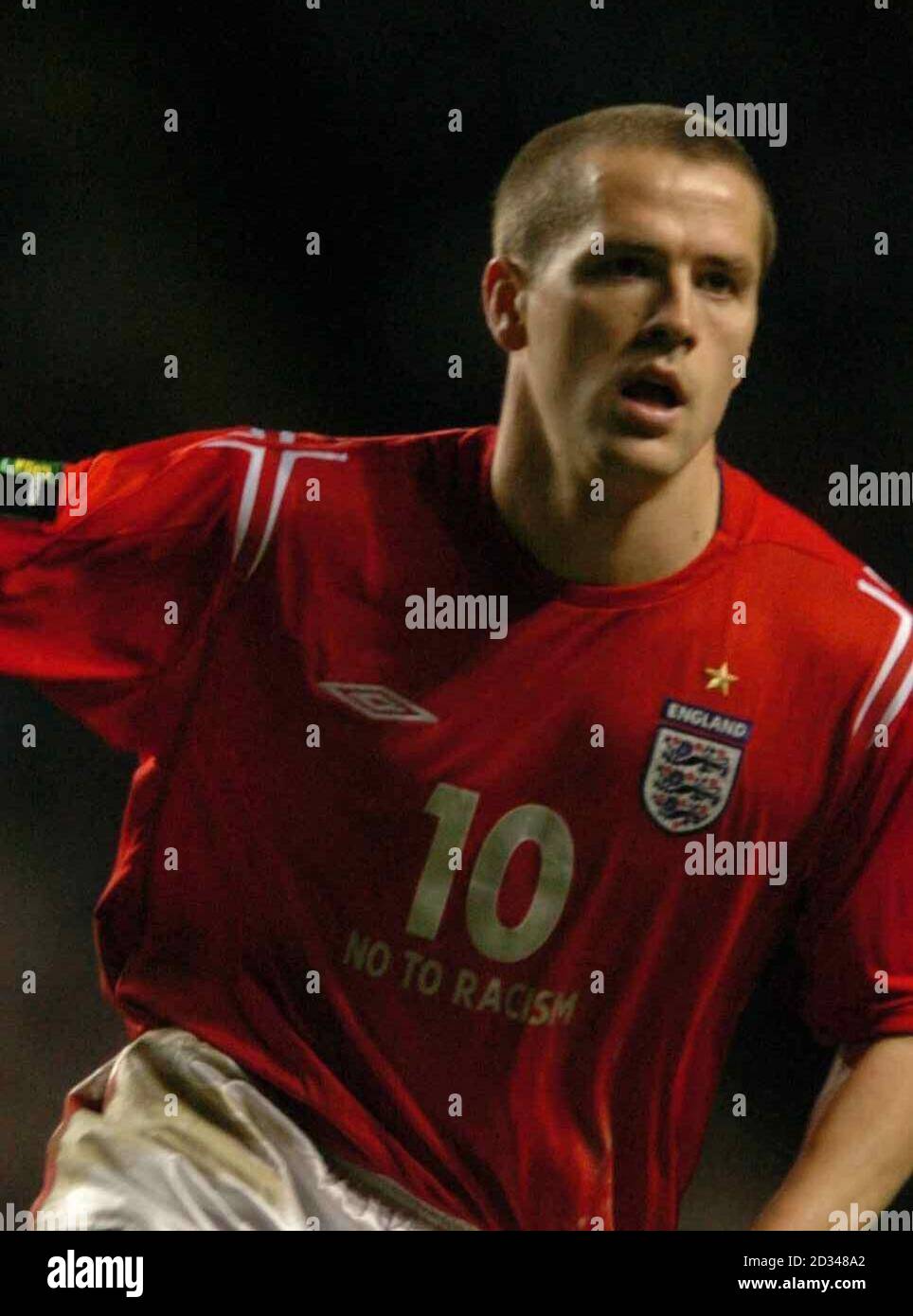 Michael Owen dell'Inghilterra con il logo No to Racism sulla camicia. Foto Stock