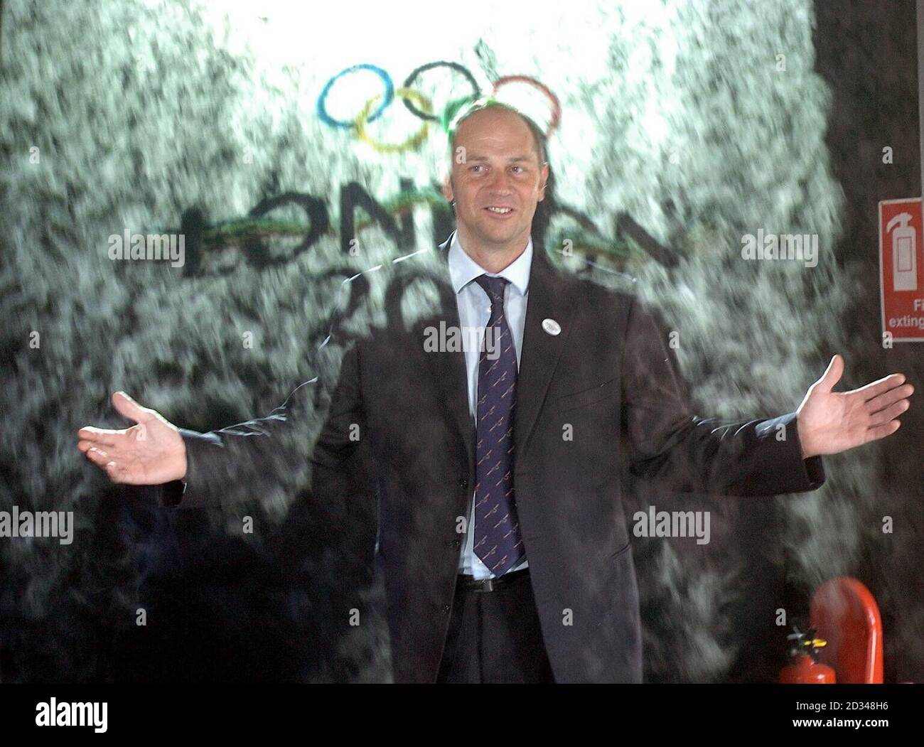 Sir Steve Redgrave cammina attraverso una tenda d'acqua dopo la scoperta di una statua gigante di un atleta che è accompagnato da una mostra interattiva. Fornisce una visione futuristica di un Giochi Olimpici di Londra come parte di un tentativo di sensibilizzare l'opinione pubblica sull'offerta olimpica di Londra del 2012. Foto Stock