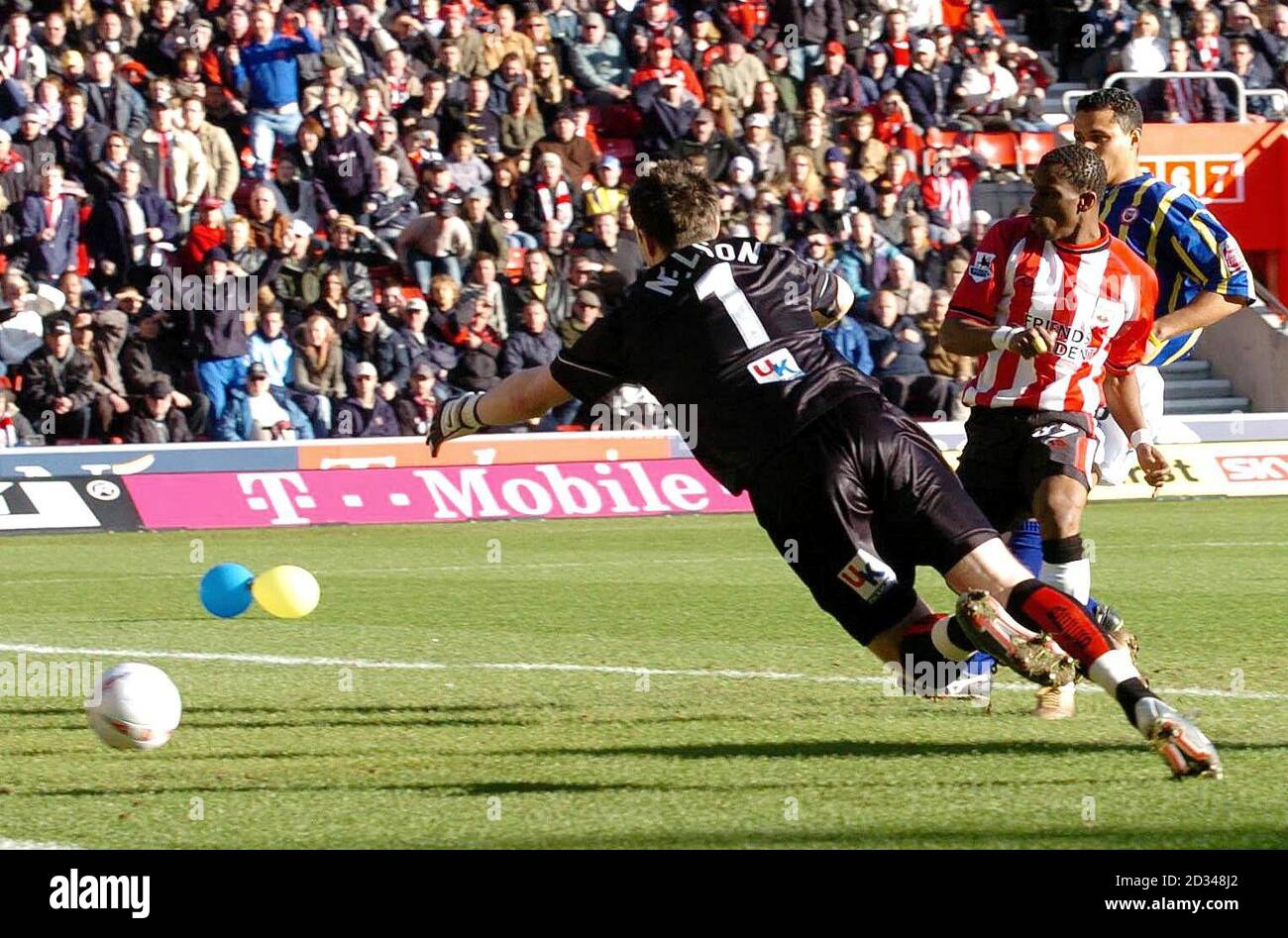 Henri Camara di Southampton (seconda a destra) Segna il gol di apertura contro Brentford Foto Stock