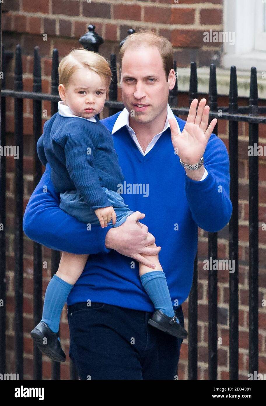 Il Duca di Cambridge torna con il figlio, il Principe Giorgio, all'Ala Lindo del St Mary's Hospital di Londra, dove la Duchessa di Cambridge ha dato alla luce una figlia. Foto Stock