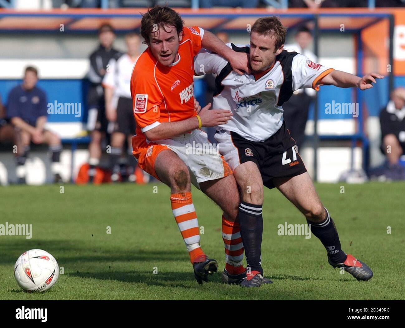 Luton Town's Peter Holmes (a destra) si tormentano con Ciaran Donnelly di Blackpool Foto Stock