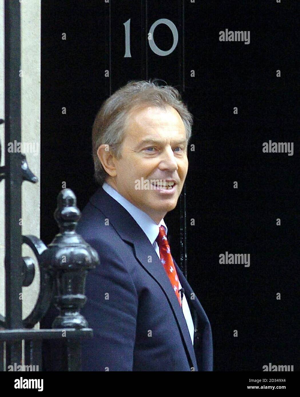 Il primo ministro britannico Tony Blair ritorna a Downing Street, dopo essere stato a Buckingham Palace per chiedere alla regina di sciogliere il Parlamento prima delle elezioni generali del 5 maggio. Foto Stock