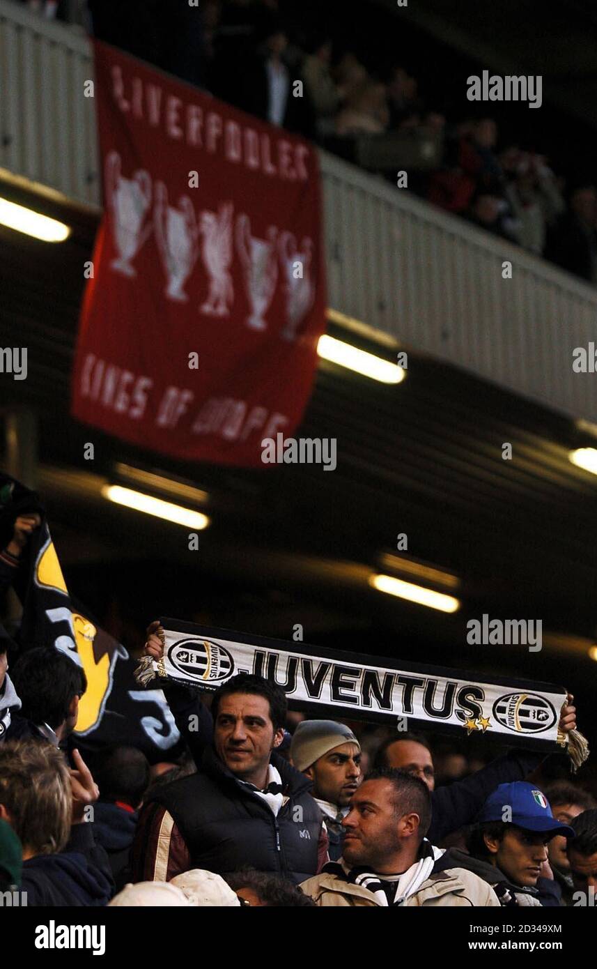 I fan di Liverpool guardano dall'alto mentre i fan di Juventus aspettano di seguito. Questo è il primo incontro dei due club dopo la tragedia dello stadio Heysel quasi 20 anni fa. Foto Stock