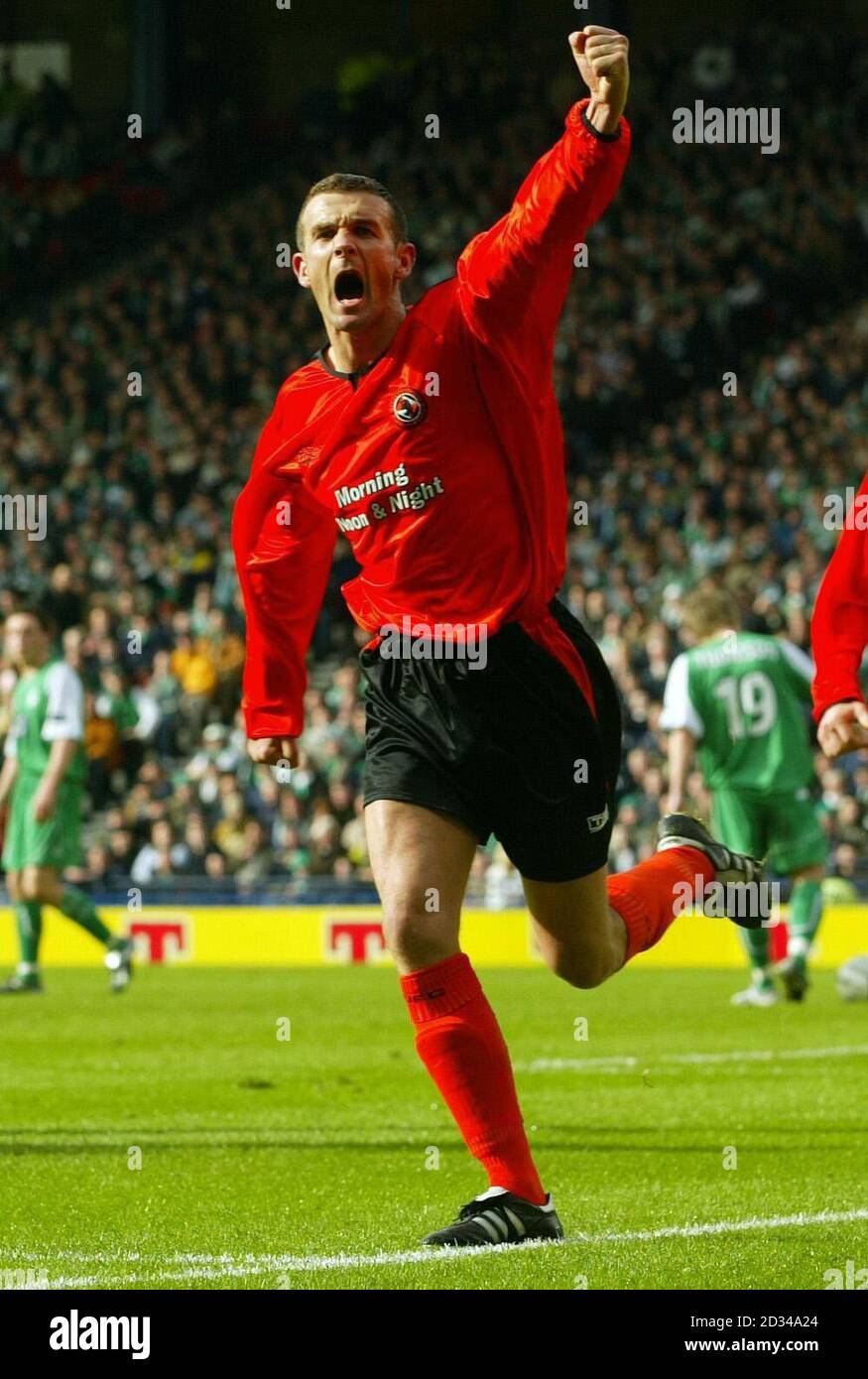 Jim McIntyre di Dundee United celebra il punteggio contro l'Hibernian Foto Stock