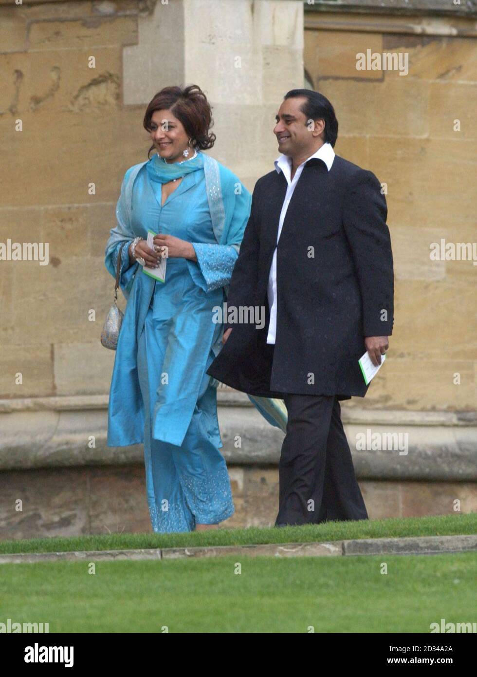 Meera Syal e Sanjeev Bhaskar arrivano alla Cappella di San Giorgio, per la benedizione del matrimonio del Principe di Galles con la Duchessa di Cornovaglia. Foto Stock