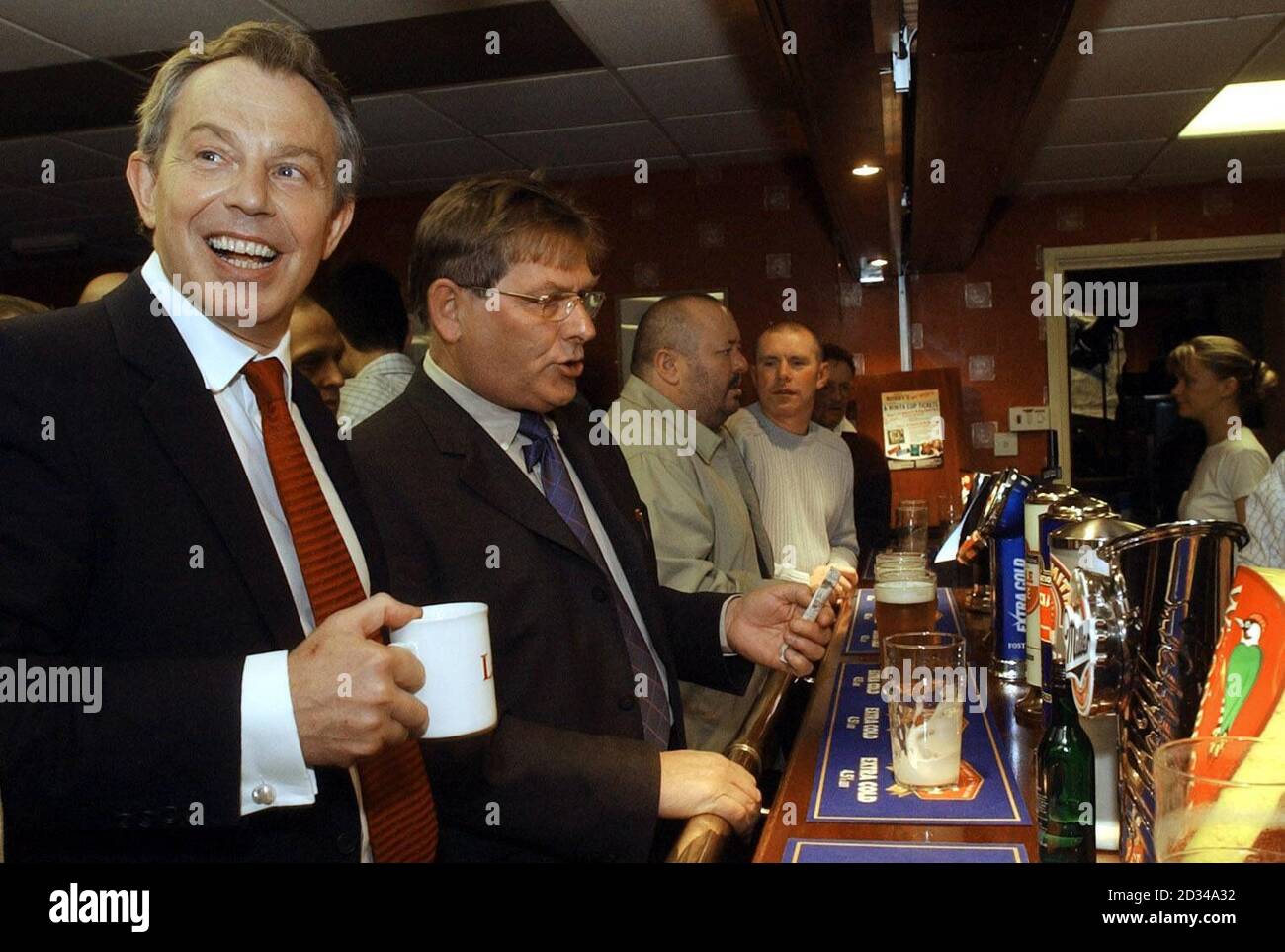Il primo ministro Tony Blair ha una tazza di tè dopo aver pronunciato il suo discorso di accettazione nella sua circoscrizione elettorale di Sedgefield, dopo essere stato eletto candidato alle prossime elezioni generali. Foto Stock