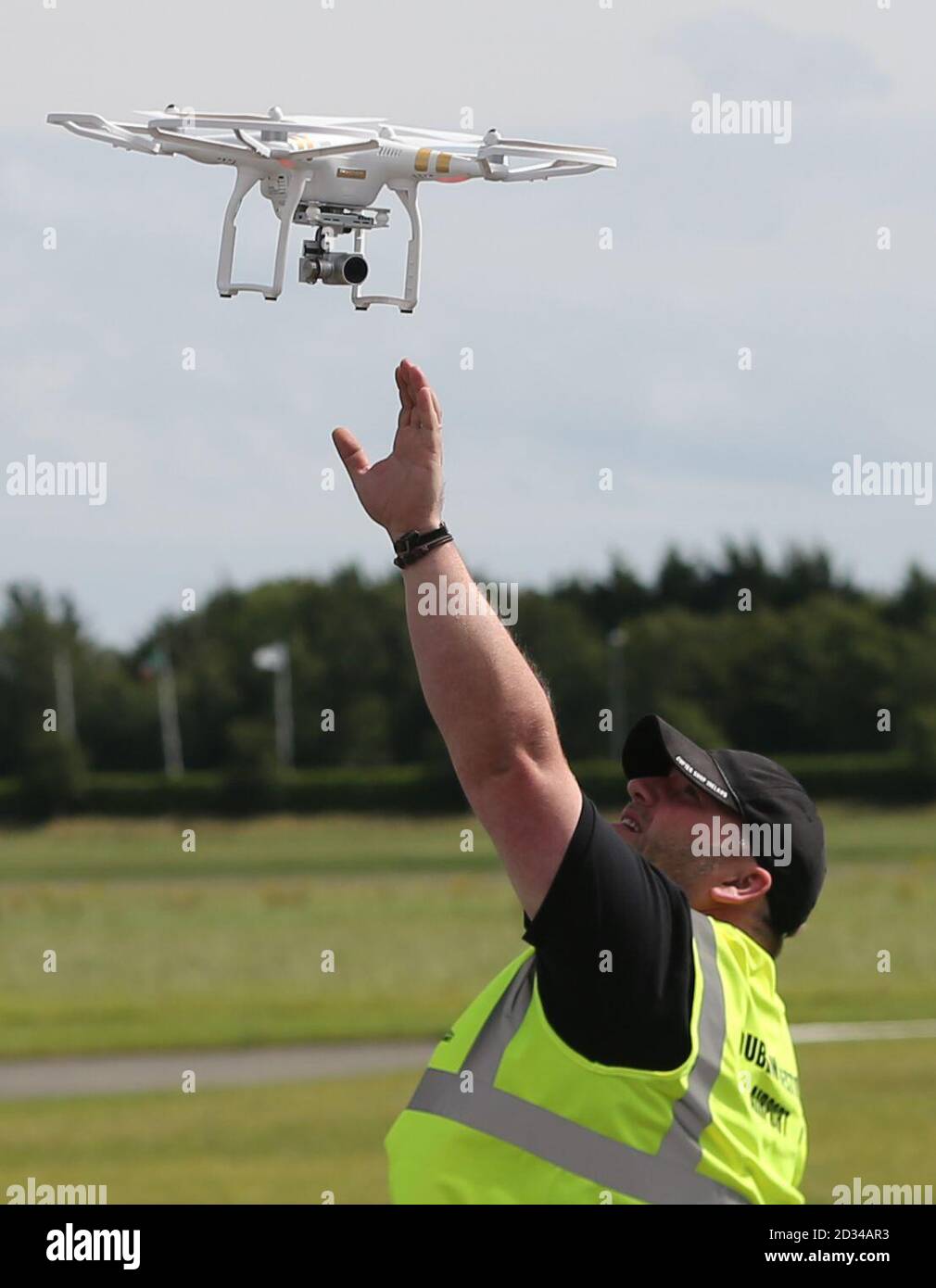 Un drone di tipo Quadcopter viene lanciato in occasione della cerimonia inaugurale Unmanned Aircraft Association of Ireland (UAAI) Incontrate l'evento Showcase Drones all'aeroporto Weston di Lucan Co Dublino. Foto Stock