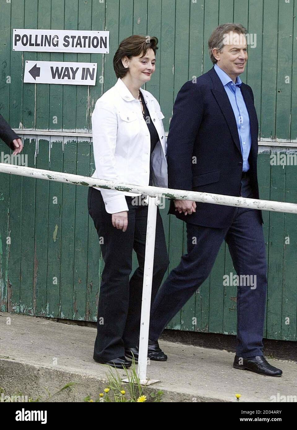 Tony Blair e sua moglie, Cherie, lasciano un seggio a Trimdon, nella sua circoscrizione di Sedgefield, dopo aver votato alle elezioni generali. Foto Stock